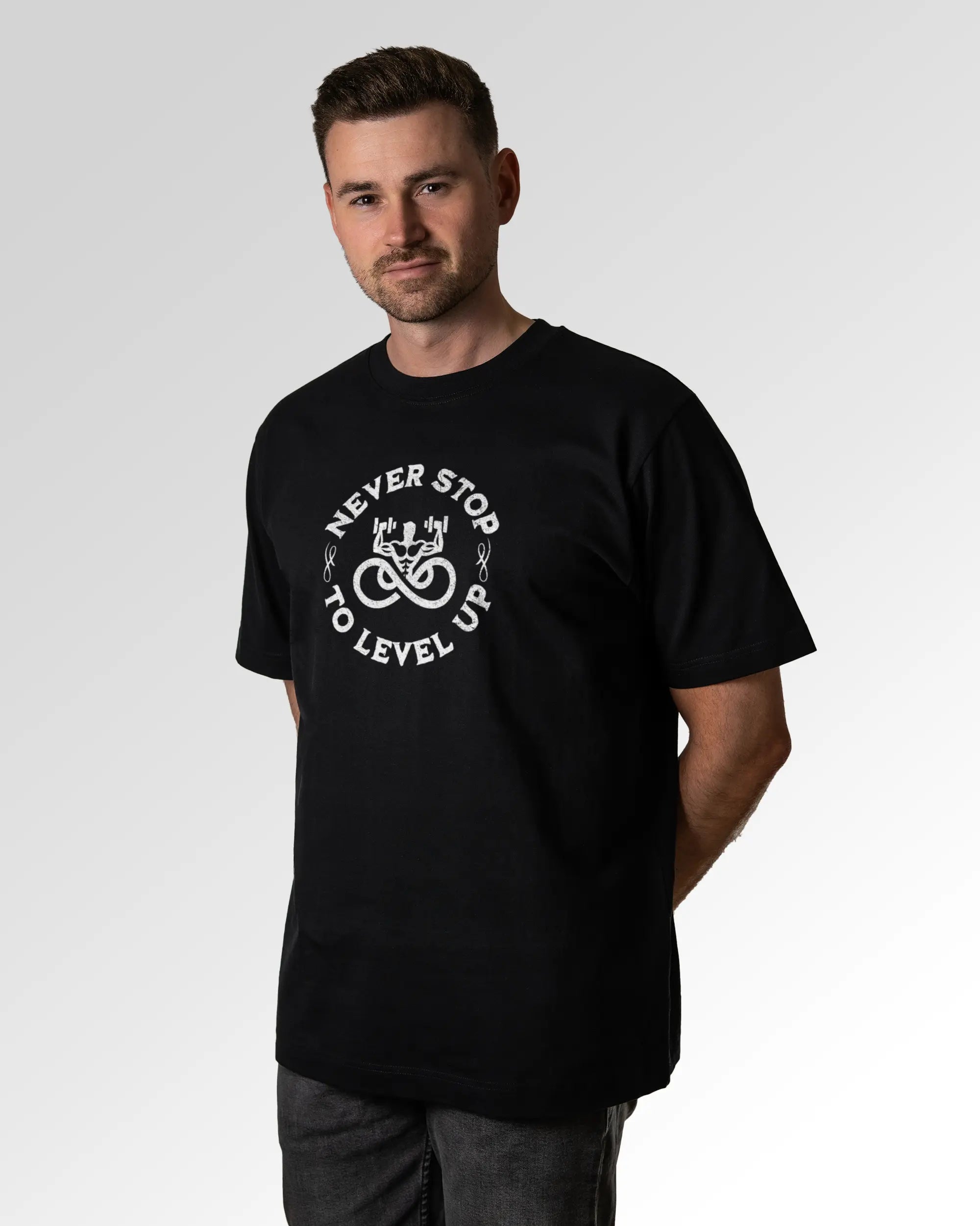 Primärer Modelshot der Druckseite des Organic Unisex T-Shirts von Maondo im Oversized Fit mit dem Design Lift Longer in der Farbe Black