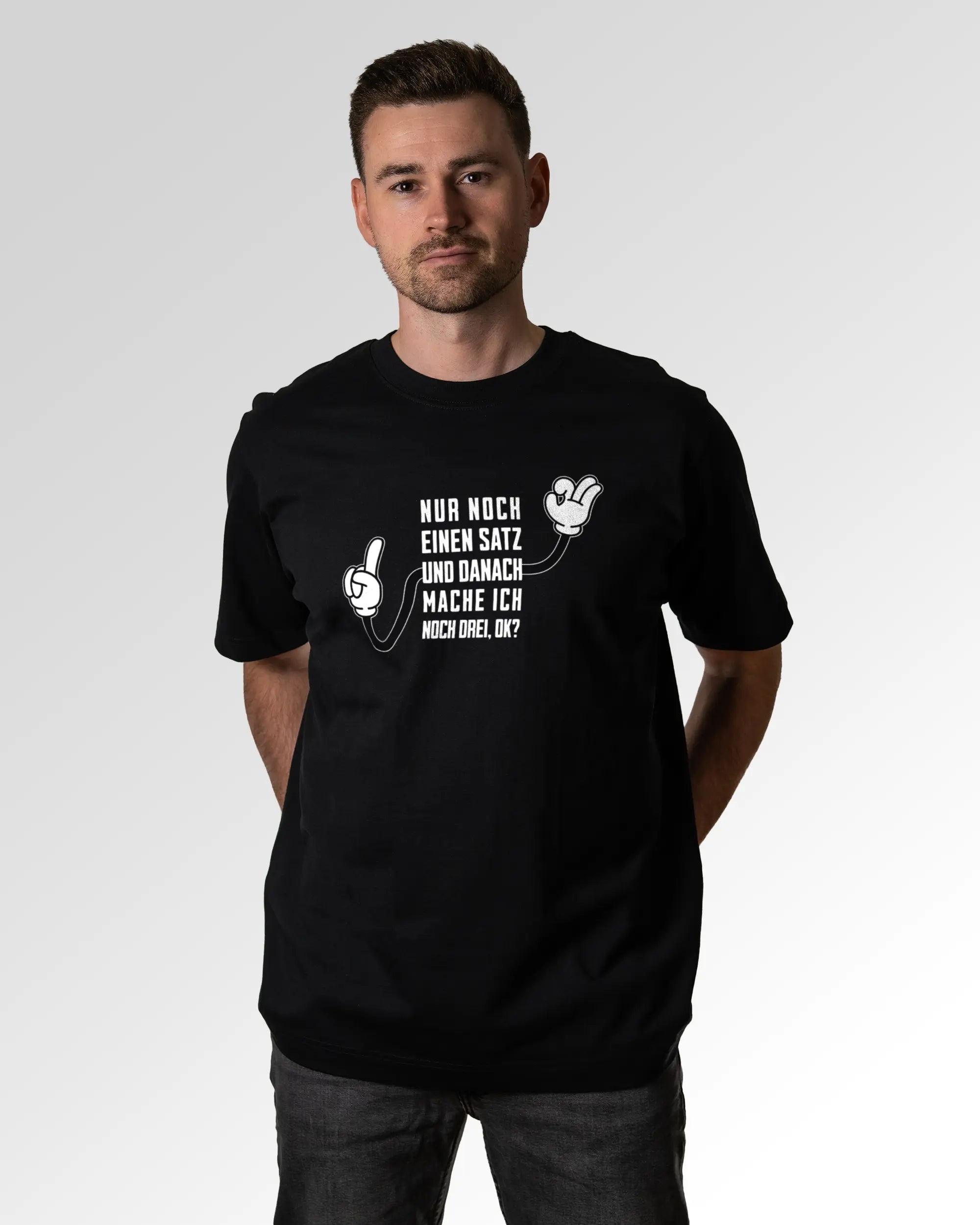 Primärer Modelshot der Druckseite des Organic Unisex T-Shirts von Maondo im Oversized Fit mit dem Design Letzter Satz in der Farbe Black