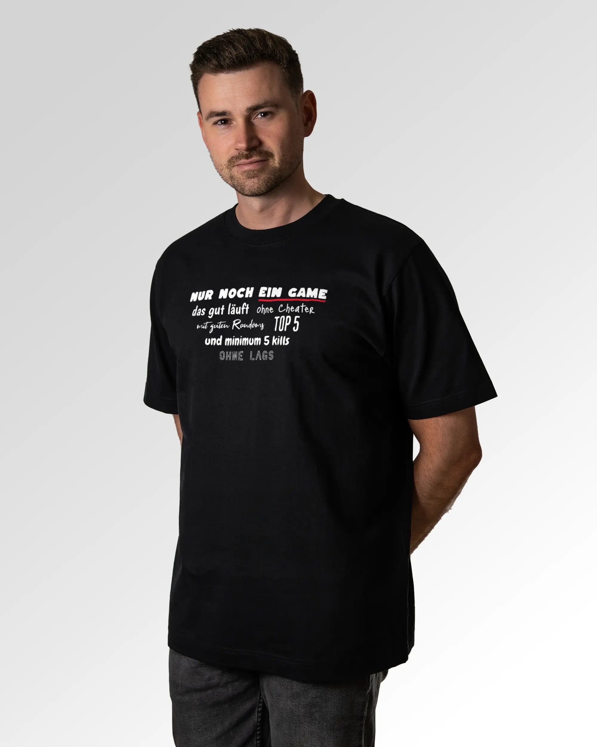 Primärer Modelshot der Druckseite des Organic Unisex T-Shirts von Maondo im Oversized Fit mit dem Design Nur noch ein Game in der Farbe Black