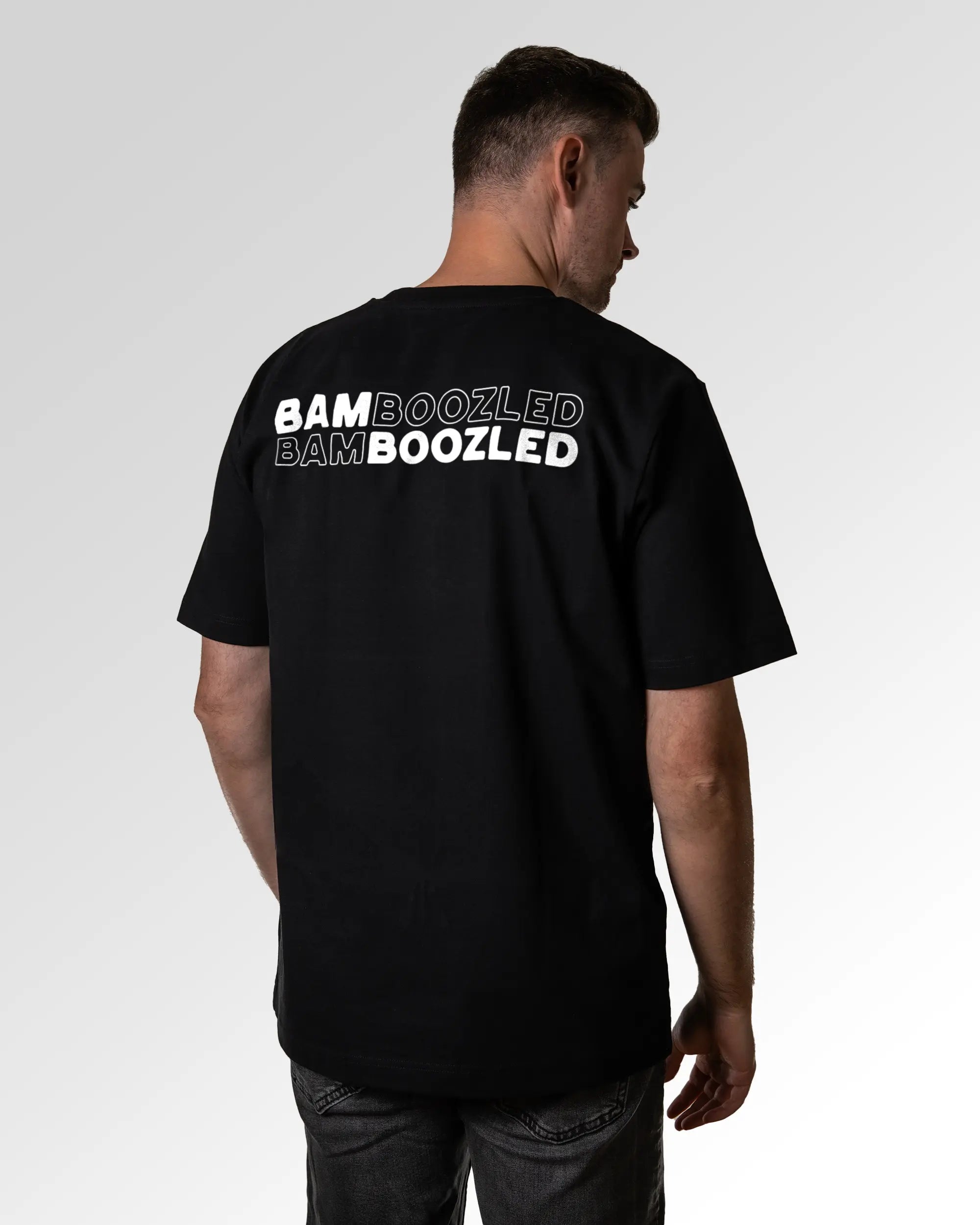 Primärer Modelshot der Druckseite des Organic Unisex T-Shirts von Maondo im Oversized Fit mit dem Design Double Bamboozled in der Farbe Black