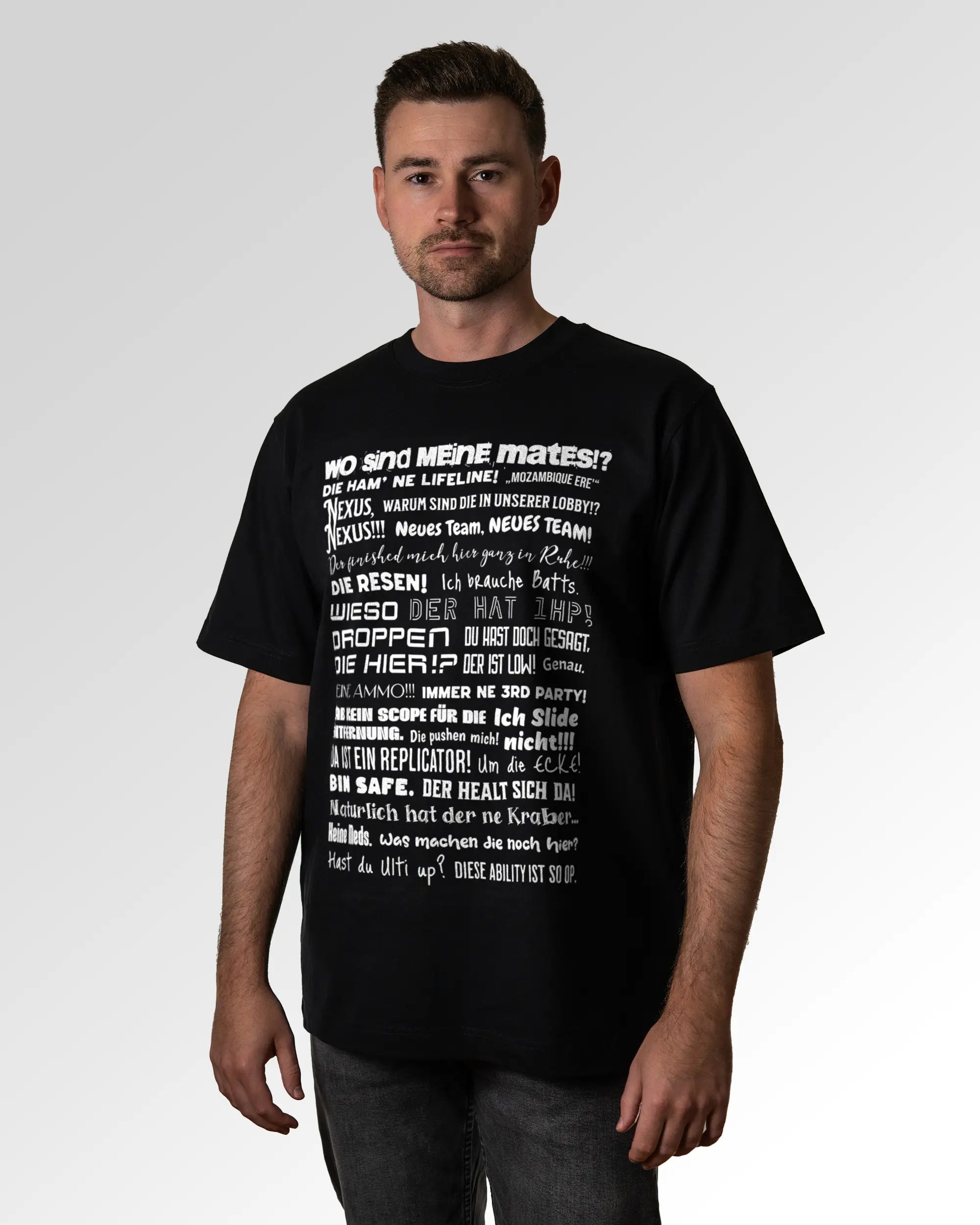 Primärer Modelshot der Druckseite des Organic Unisex T-Shirts von Maondo im Oversized Fit mit dem Design Apex Storytime in der Farbe Black