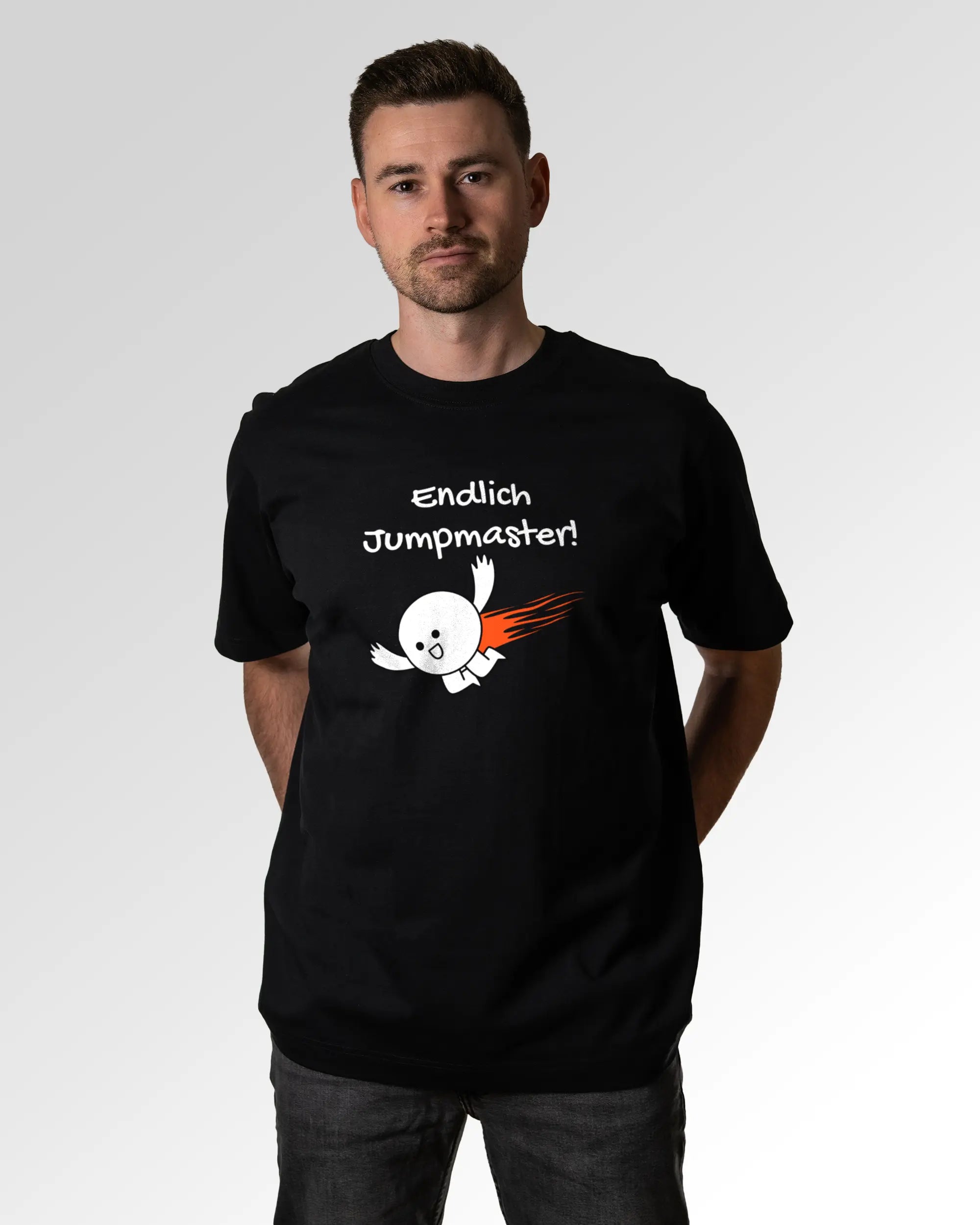 Primärer Modelshot der Druckseite des Organic Unisex T-Shirts von Maondo im Oversized Fit mit dem Design Endlich Jumpmaster in der Farbe Black