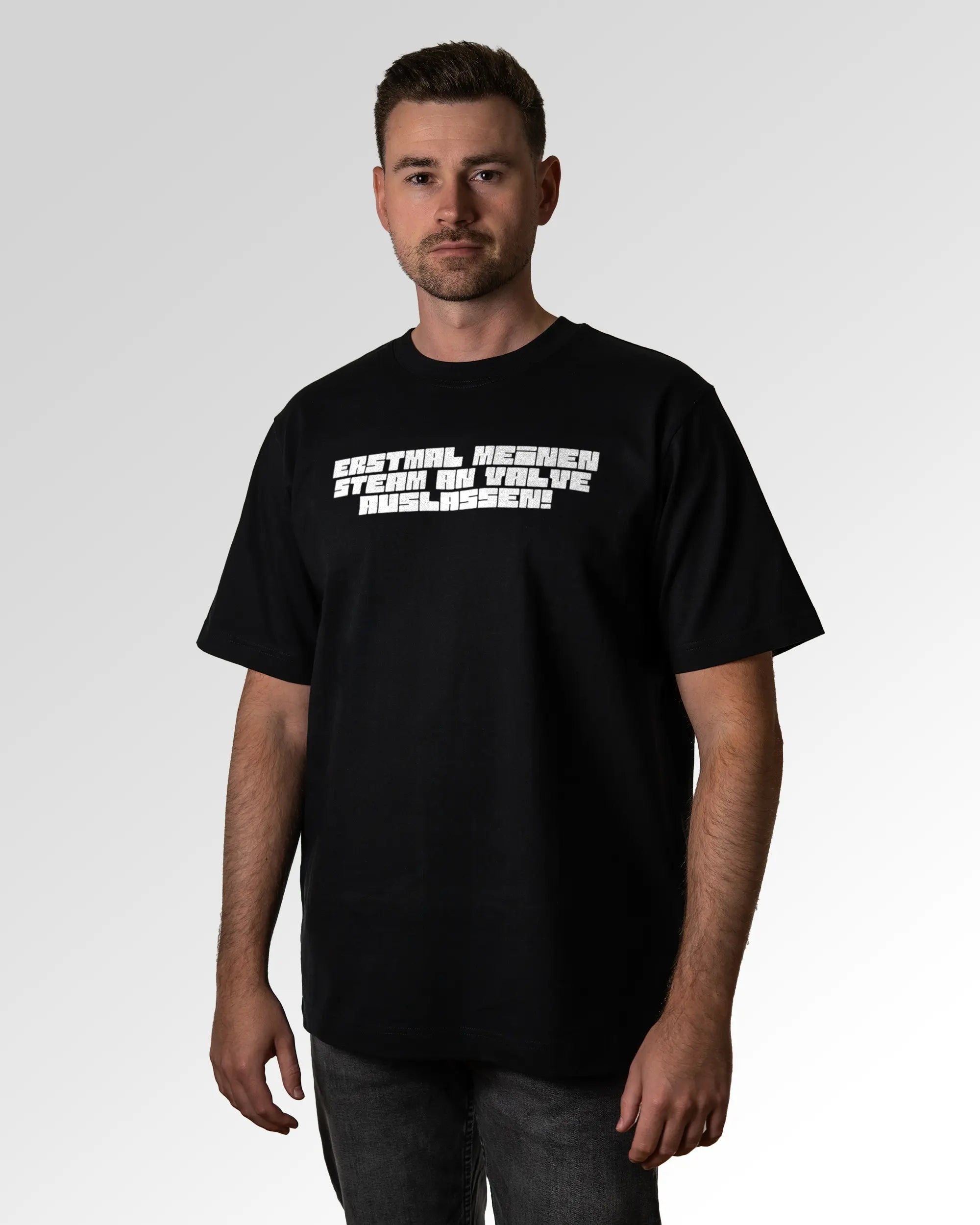 Primärer Modelshot der Druckseite des Organic Unisex T-Shirts von Maondo im Oversized Fit mit dem Design Lass es raus in der Farbe Black
