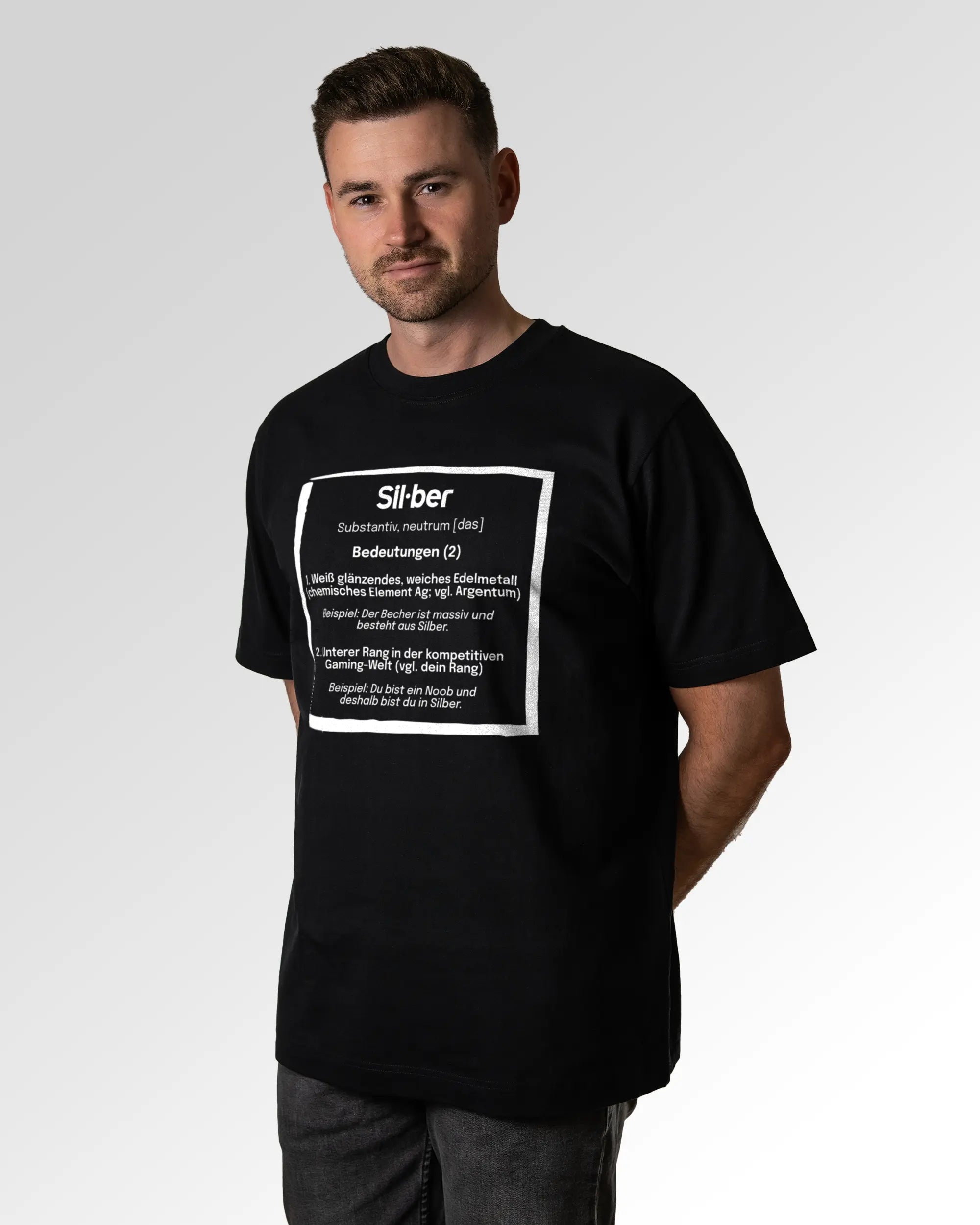 Primärer Modelshot der Druckseite des Organic Unisex T-Shirts von Maondo im Oversized Fit mit dem Design Silber for life in der Farbe Black