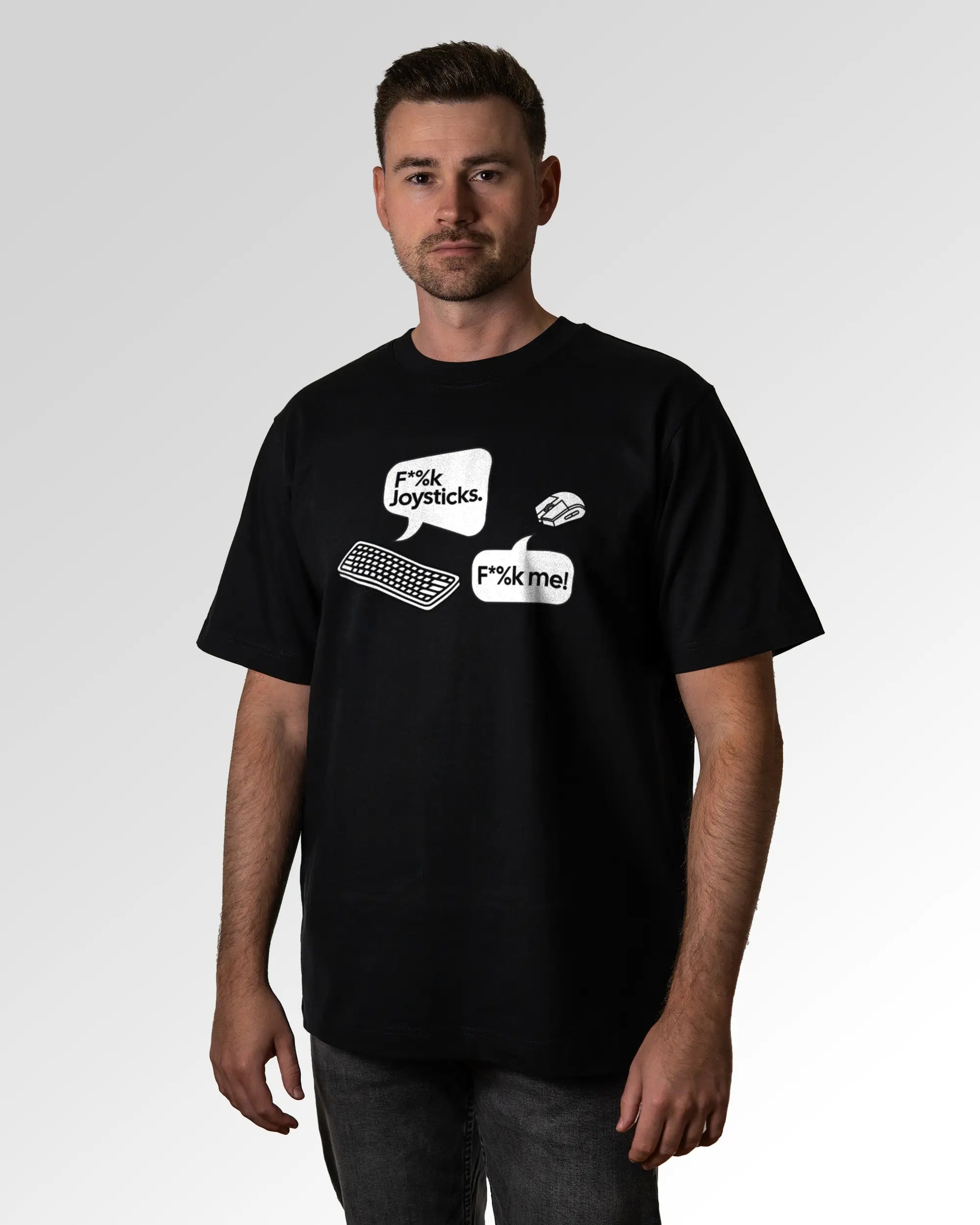 Primärer Modelshot der Druckseite des Organic Unisex T-Shirts von Maondo im Oversized Fit mit dem Design Keystrokes in der Farbe Black