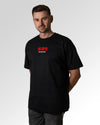 Männlicher Modelshot der primären Druckseite des Organic Unisex T-Shirts von Maondo im Oversized Fit mit dem Design Authentic Shit in der Farbe Black