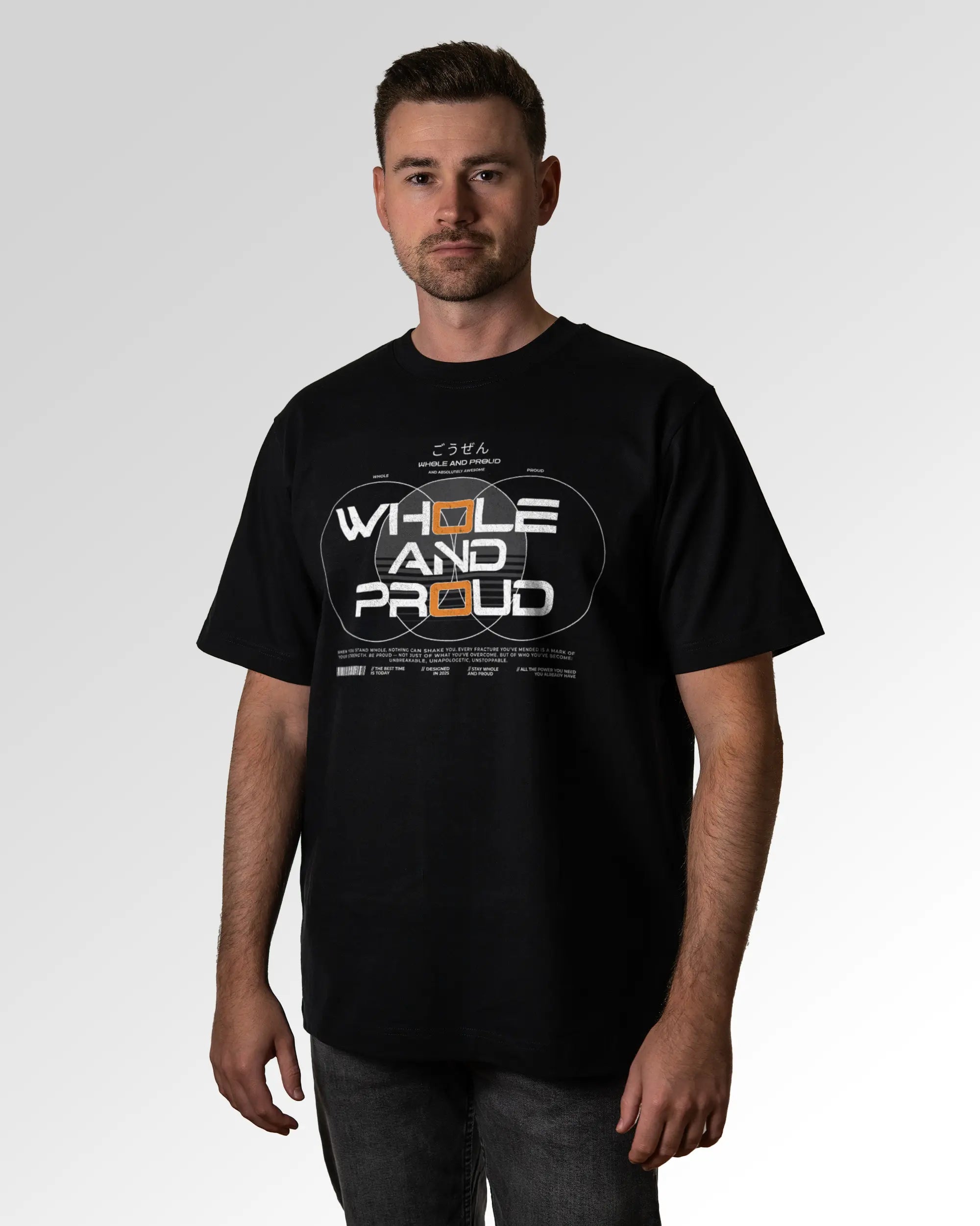 Männlicher Modelshot der primären Druckseite des Organic Unisex T-Shirts von Maondo im Oversized Fit mit dem Design Whole and proud in der Farbe Black