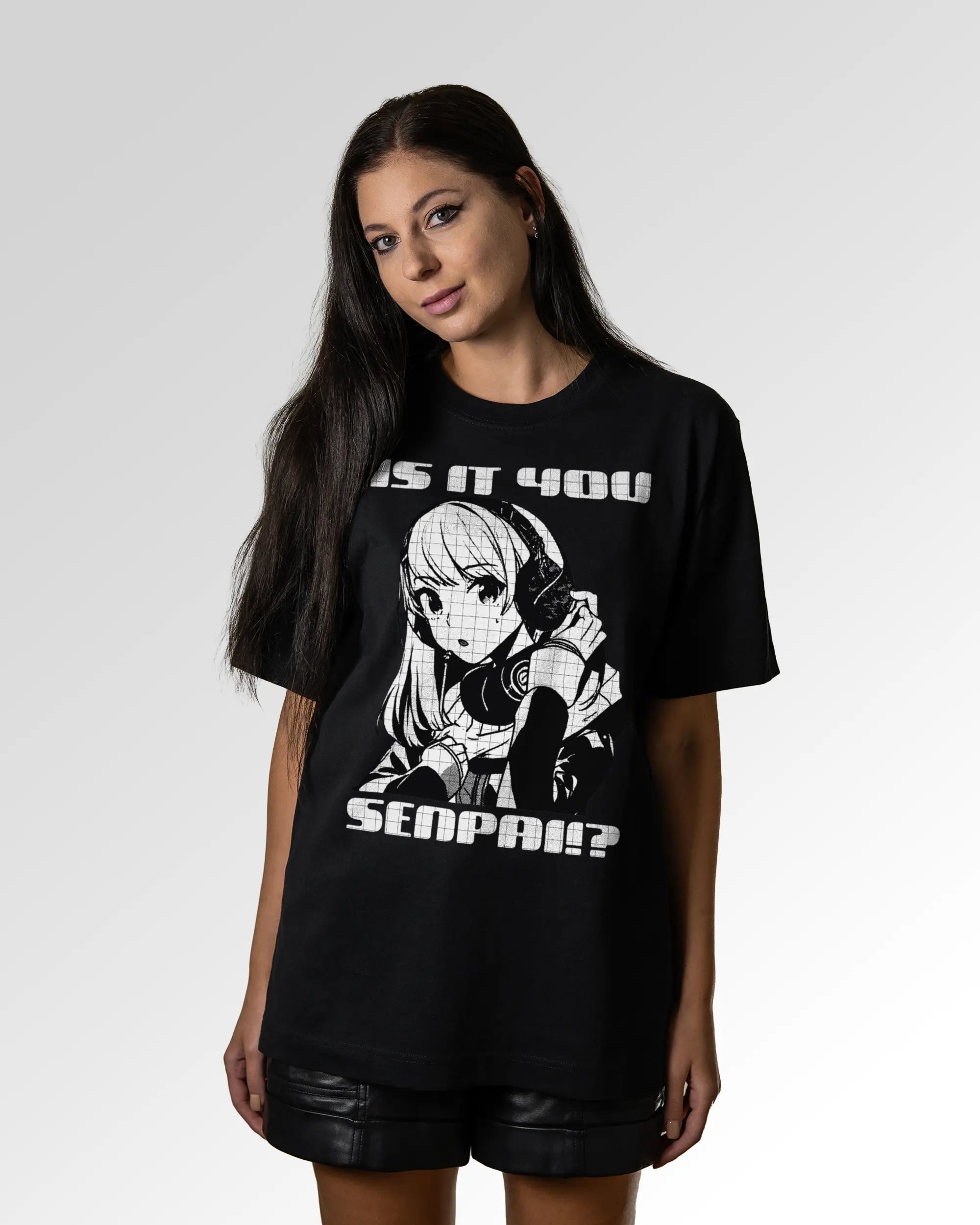 Sekundärer Modelshot der Druckseite des Organic Unisex T-Shirts von Maondo im Oversized Fit mit dem Design Senpai it is in der Farbe Black