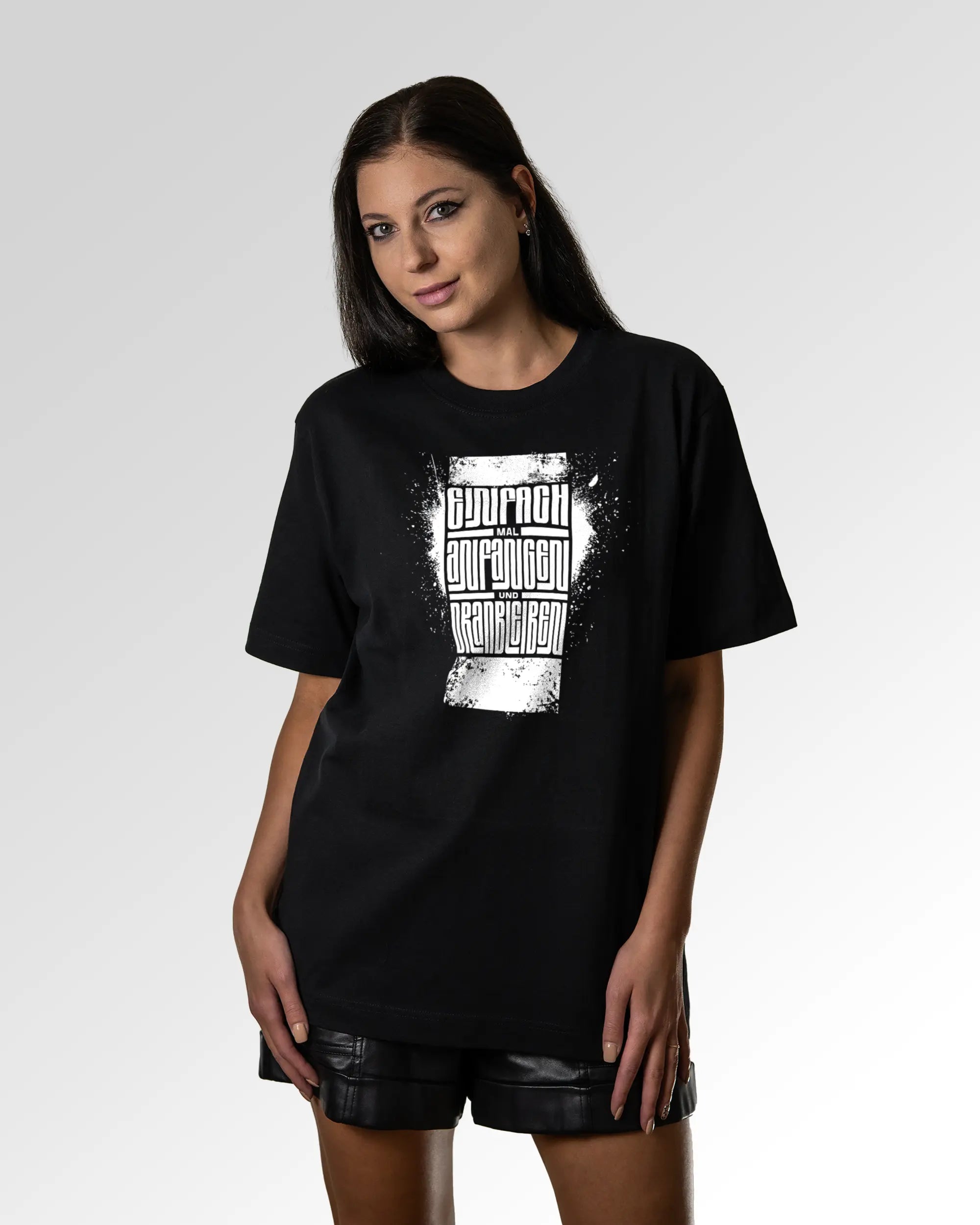 Sekundärer Modelshot der Druckseite des Organic Unisex T-Shirts von Maondo im Oversized Fit mit dem Design Einfach Anfangen in der Farbe Black