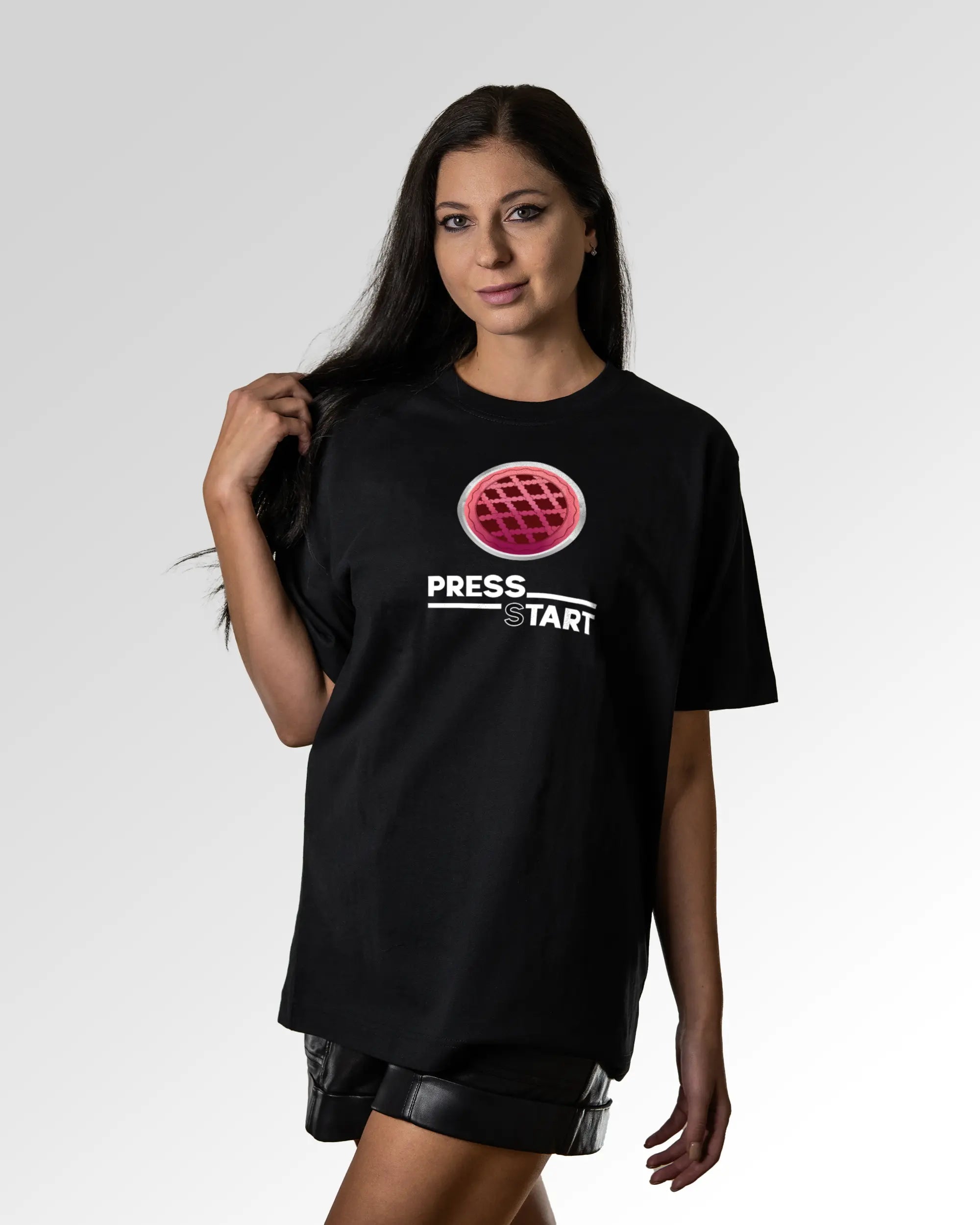 Sekundärer Modelshot der Druckseite des Organic Unisex T-Shirts von Maondo im Oversized Fit mit dem Design Press Tart in der Farbe Black