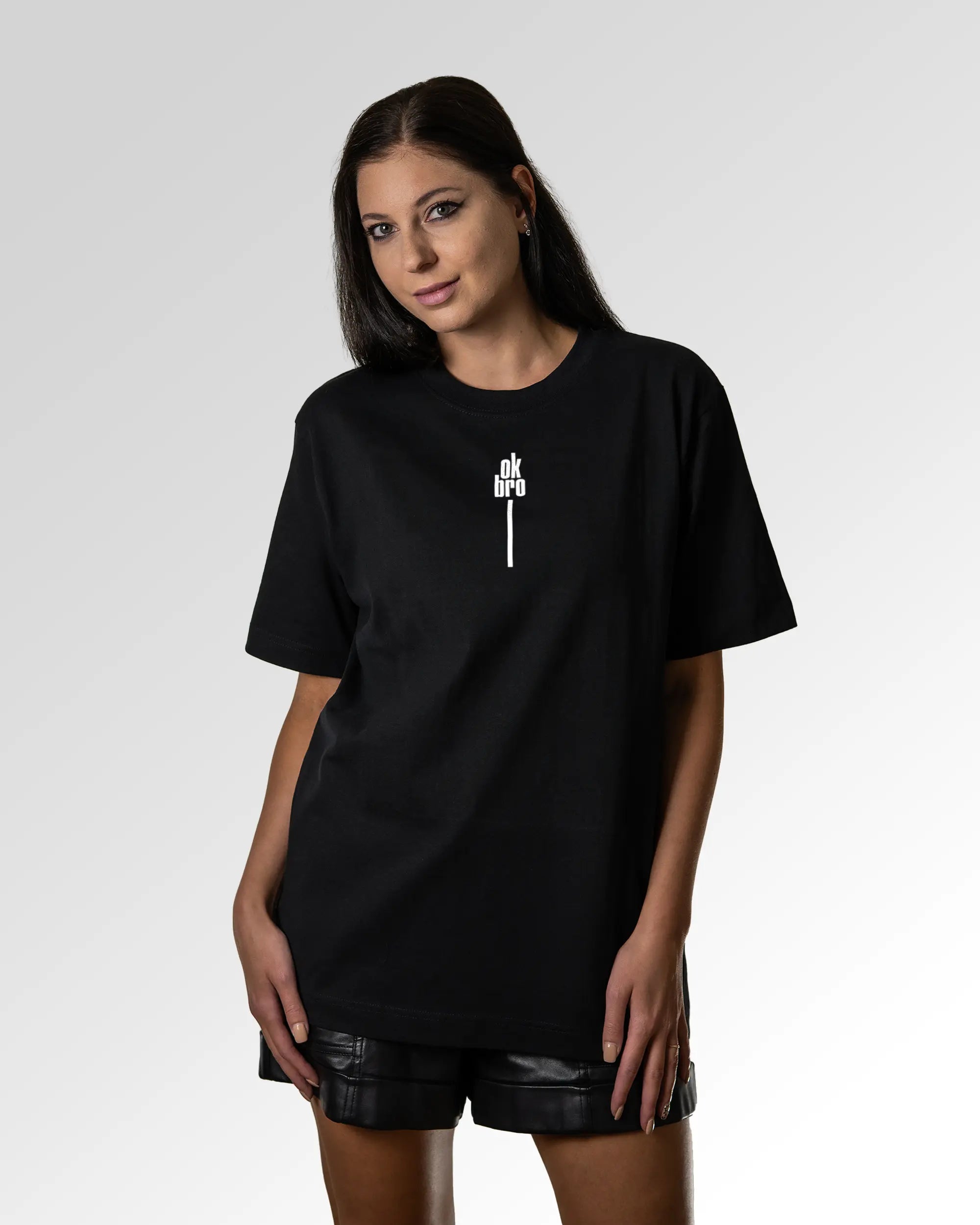 Sekundärer Modelshot der Druckseite des Organic Unisex T-Shirts von Maondo im Oversized Fit mit dem Design Okay Bro in der Farbe Black