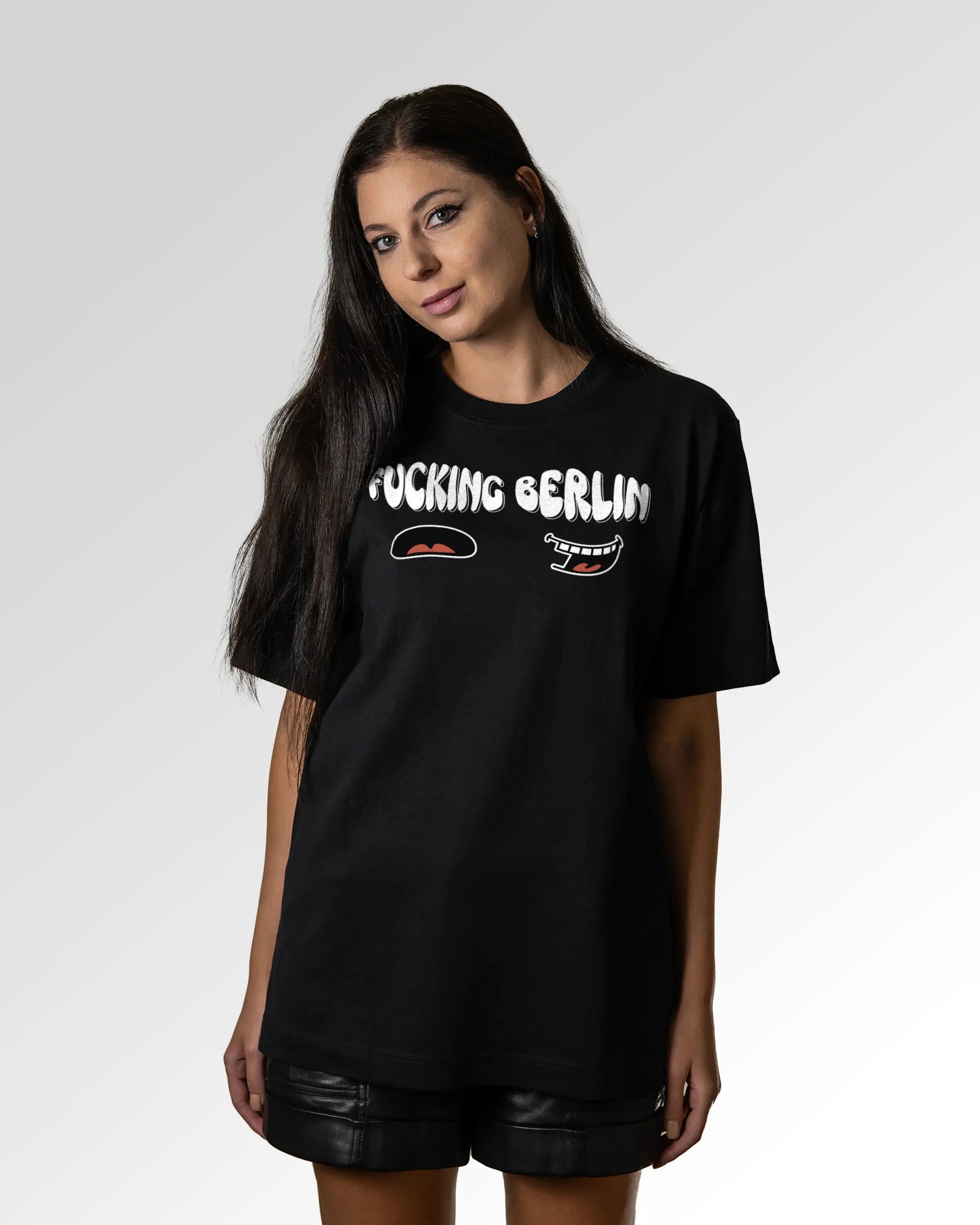 Sekundärer Modelshot der Druckseite des Organic Unisex T-Shirts von Maondo im Oversized Fit mit dem Design F Berlin in der Farbe Black