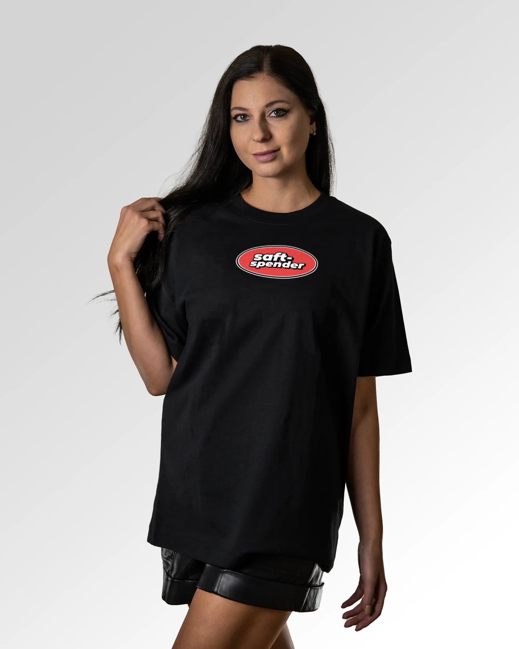 Sekundärer Modelshot der Druckseite des Organic Unisex T-Shirts von Maondo im Oversized Fit mit dem Design Saftspender in der Farbe Black