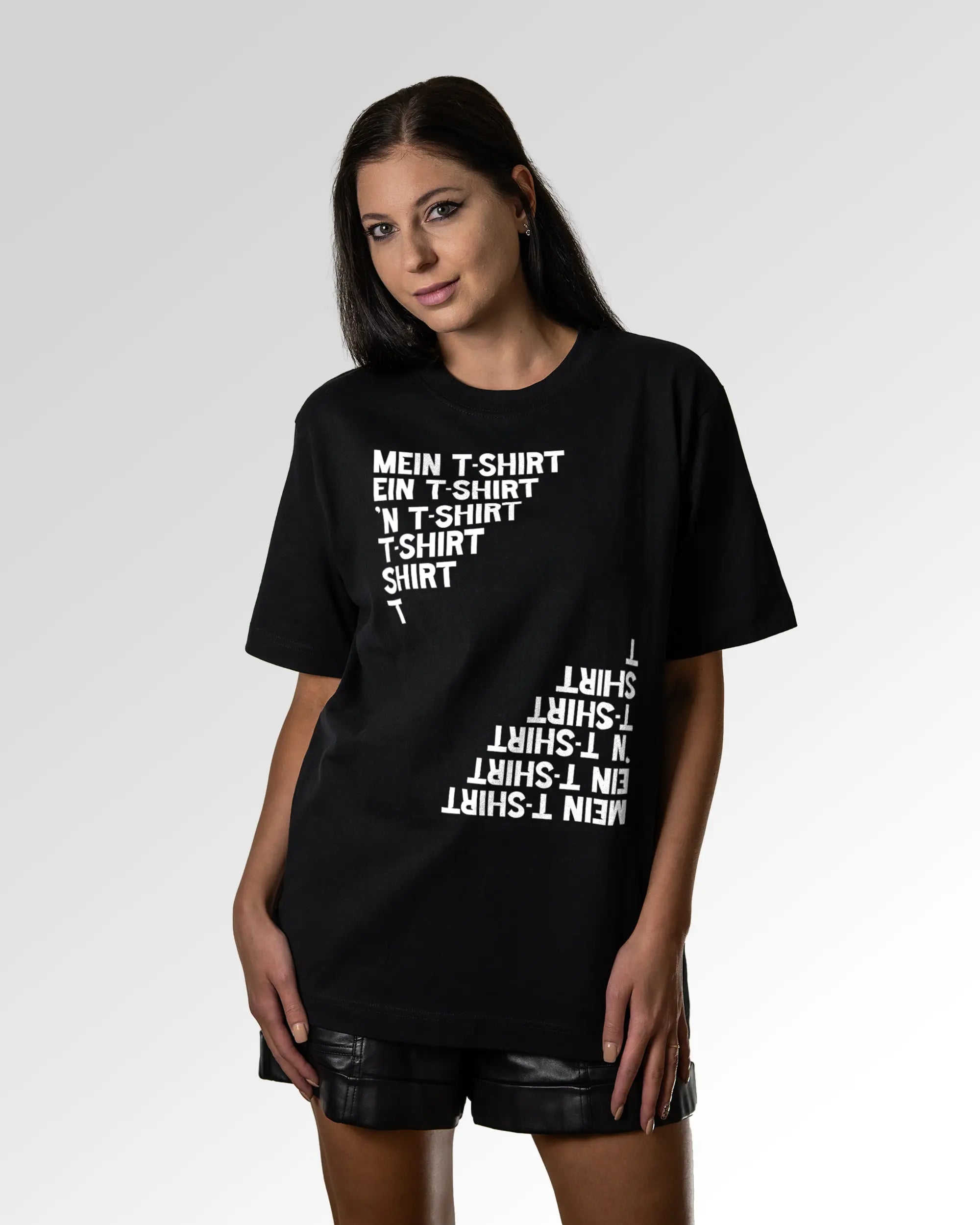 Sekundärer Modelshot der Druckseite des Organic Unisex T-Shirts von Maondo im Oversized Fit mit dem Design Basically ein T-Shirt in der Farbe Black