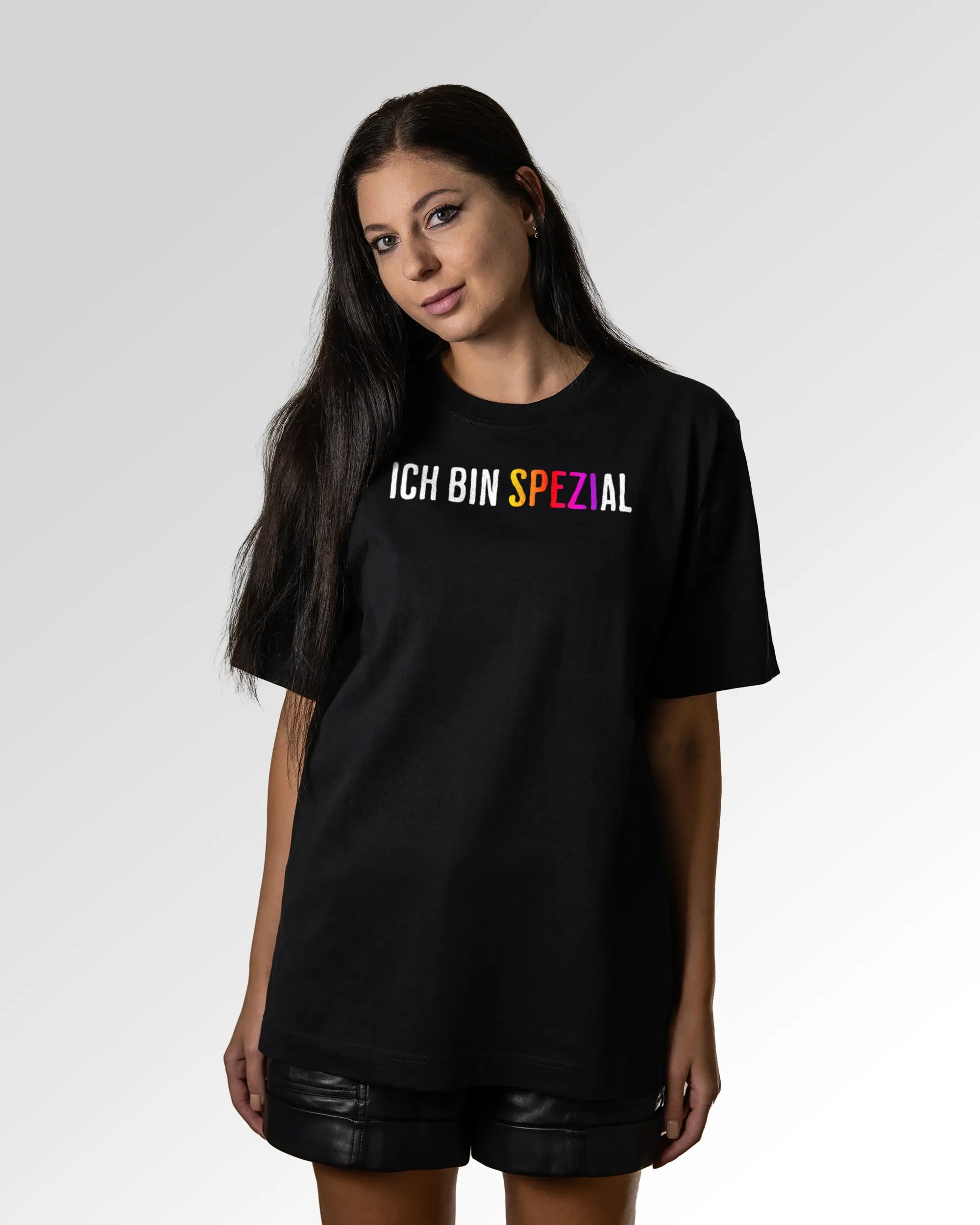 Sekundärer Modelshot der Druckseite des Organic Unisex T-Shirts von Maondo im Oversized Fit mit dem Design Ich bin Spezial in der Farbe Black