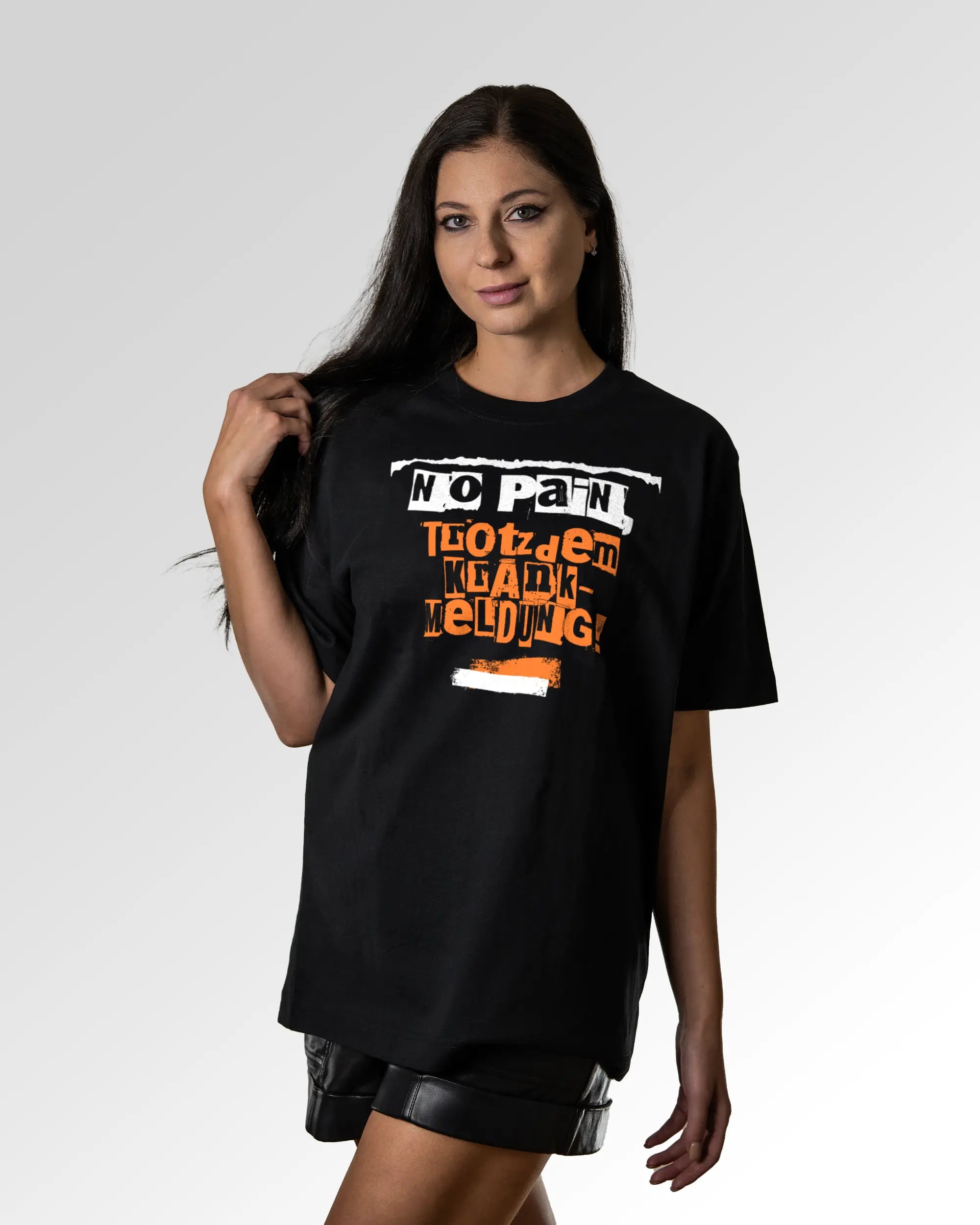 Sekundärer Modelshot der Druckseite des Organic Unisex T-Shirts von Maondo im Oversized Fit mit dem Design Krankmeldung in der Farbe Black