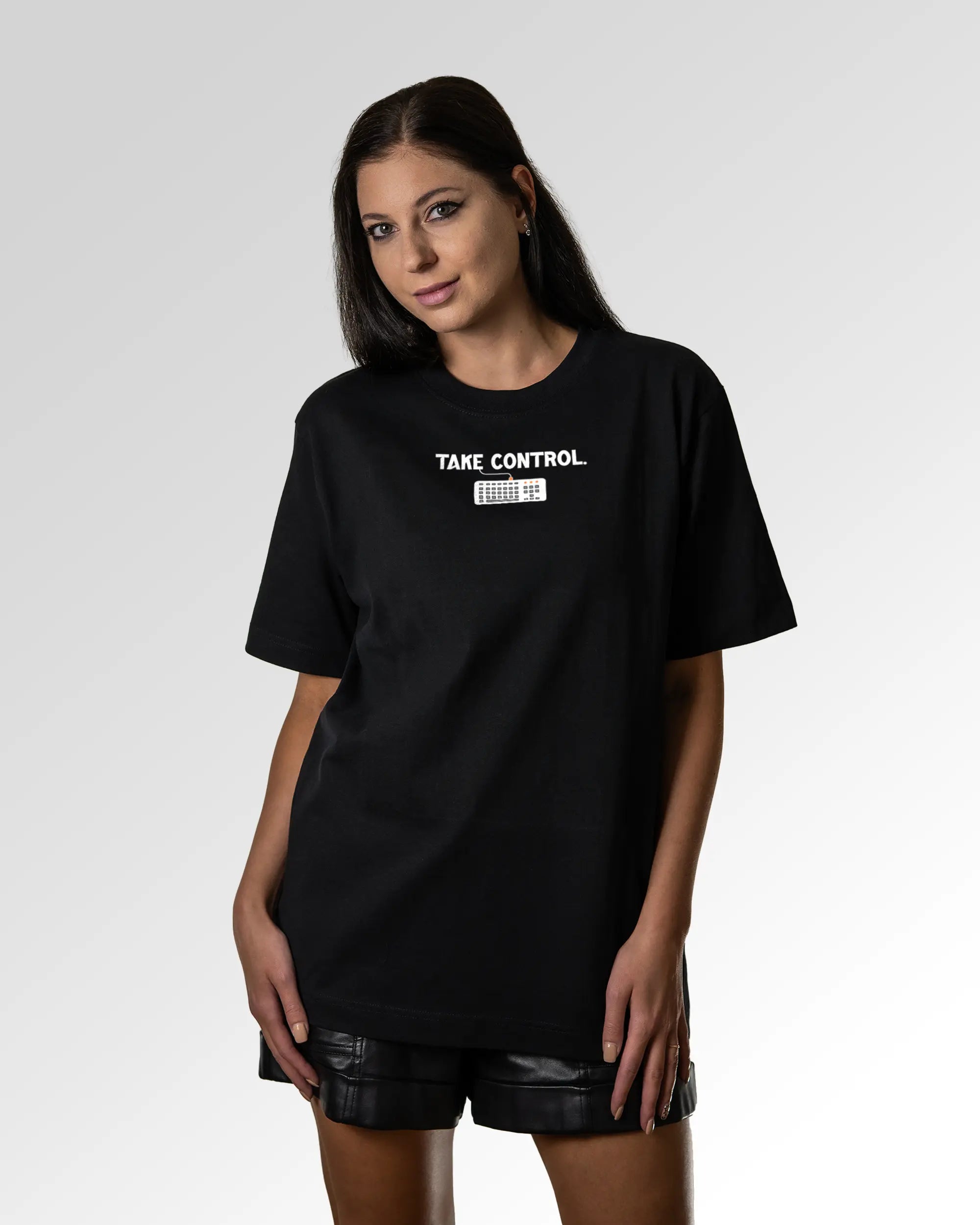 Sekundärer Modelshot der Druckseite des Organic Unisex T-Shirts von Maondo im Oversized Fit mit dem Design Take Control in der Farbe Black