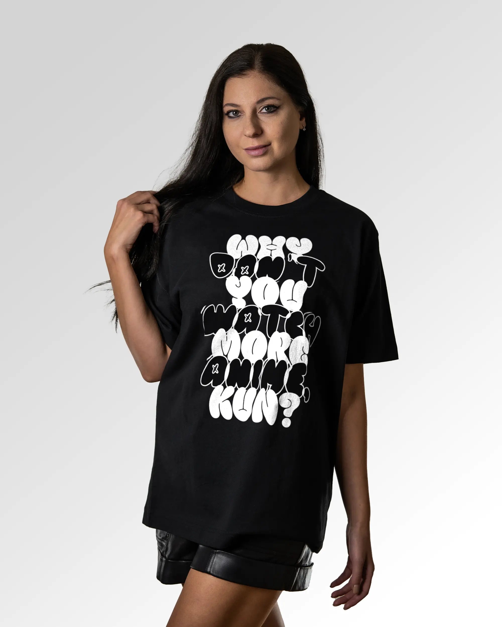 Sekundärer Modelshot der Druckseite des Organic Unisex T-Shirts von Maondo im Oversized Fit mit dem Design Anime Kun in der Farbe Black