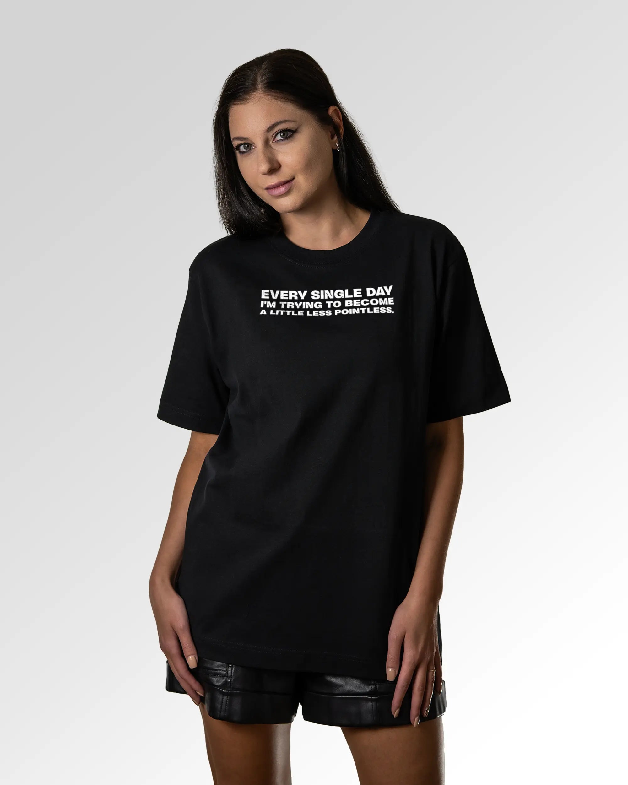 Sekundärer Modelshot der Druckseite des Organic Unisex T-Shirts von Maondo im Oversized Fit mit dem Design Less Pointless in der Farbe Black