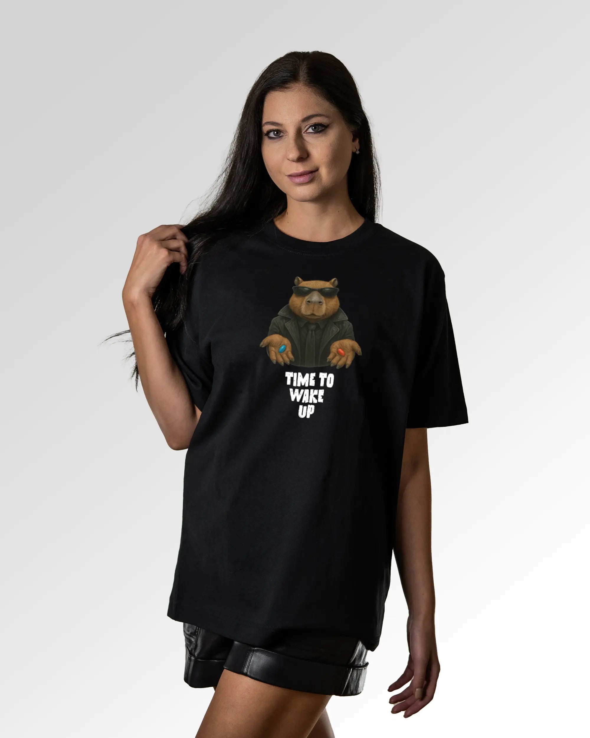 Sekundärer Modelshot der Druckseite des Organic Unisex T-Shirts von Maondo im Oversized Fit mit dem Design Wake up in der Farbe Black