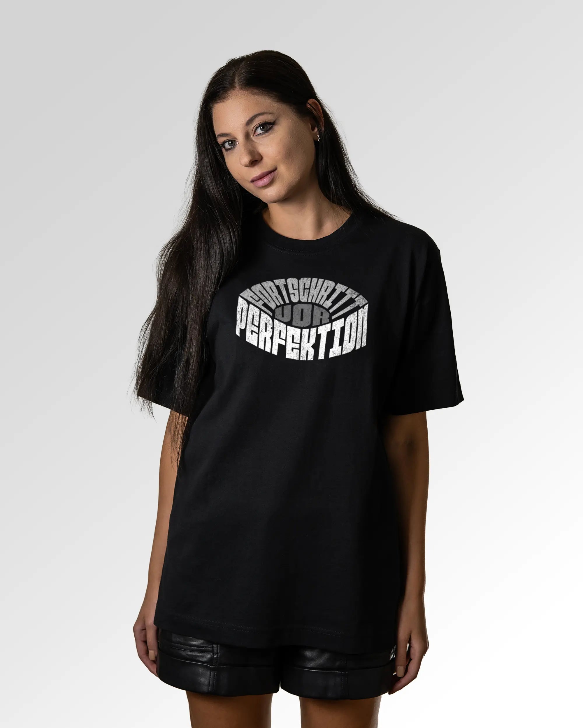 Sekundärer Modelshot der Druckseite des Organic Unisex T-Shirts von Maondo im Oversized Fit mit dem Design Geh mal vor in der Farbe Black