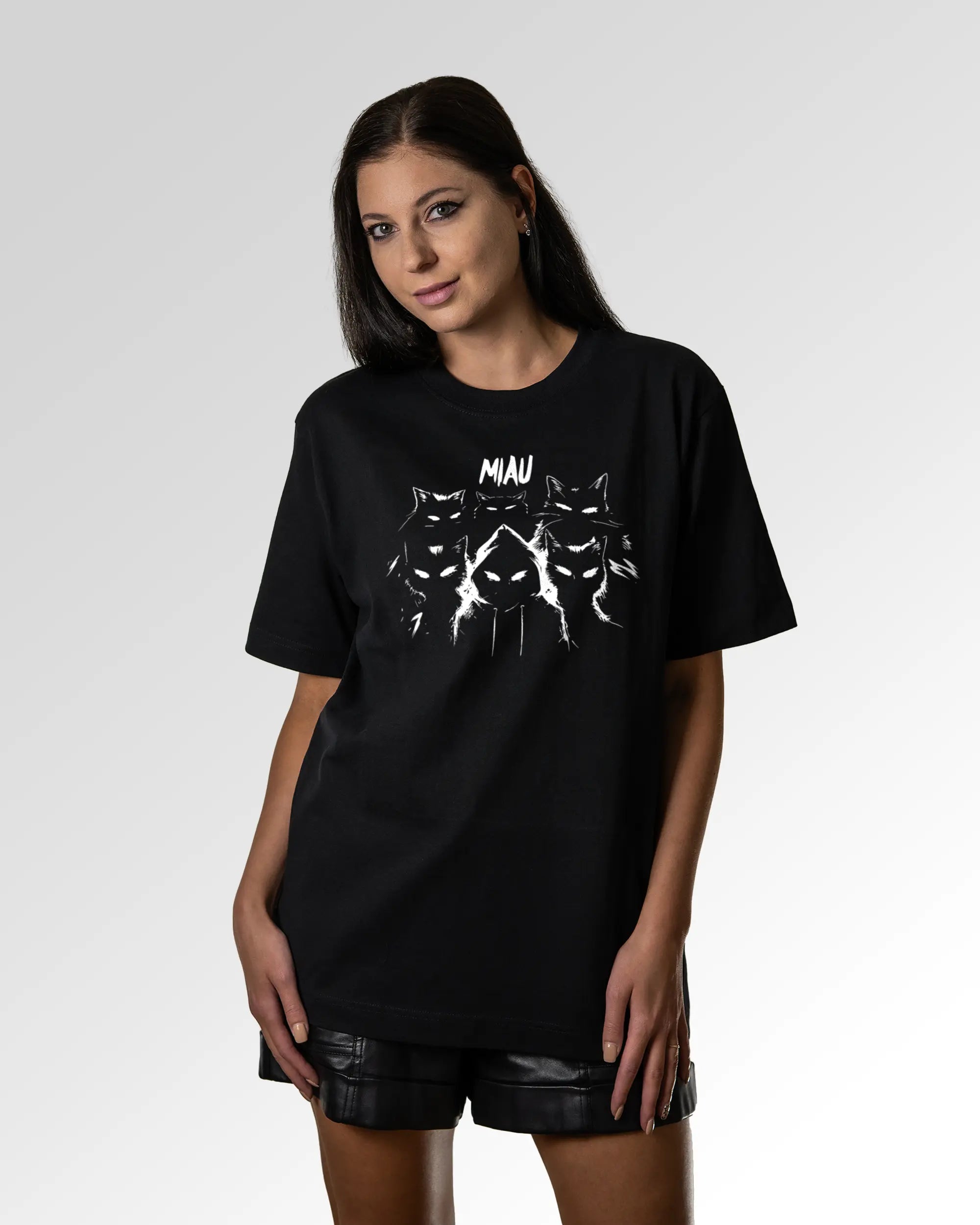 Sekundärer Modelshot der Druckseite des Organic Unisex T-Shirts von Maondo im Oversized Fit mit dem Design Miau Gang in der Farbe Black