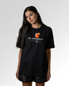 Sekundärer Modelshot der Druckseite des Organic Unisex T-Shirts von Maondo im Oversized Fit mit dem Design Die richtige Antwort in der Farbe Black