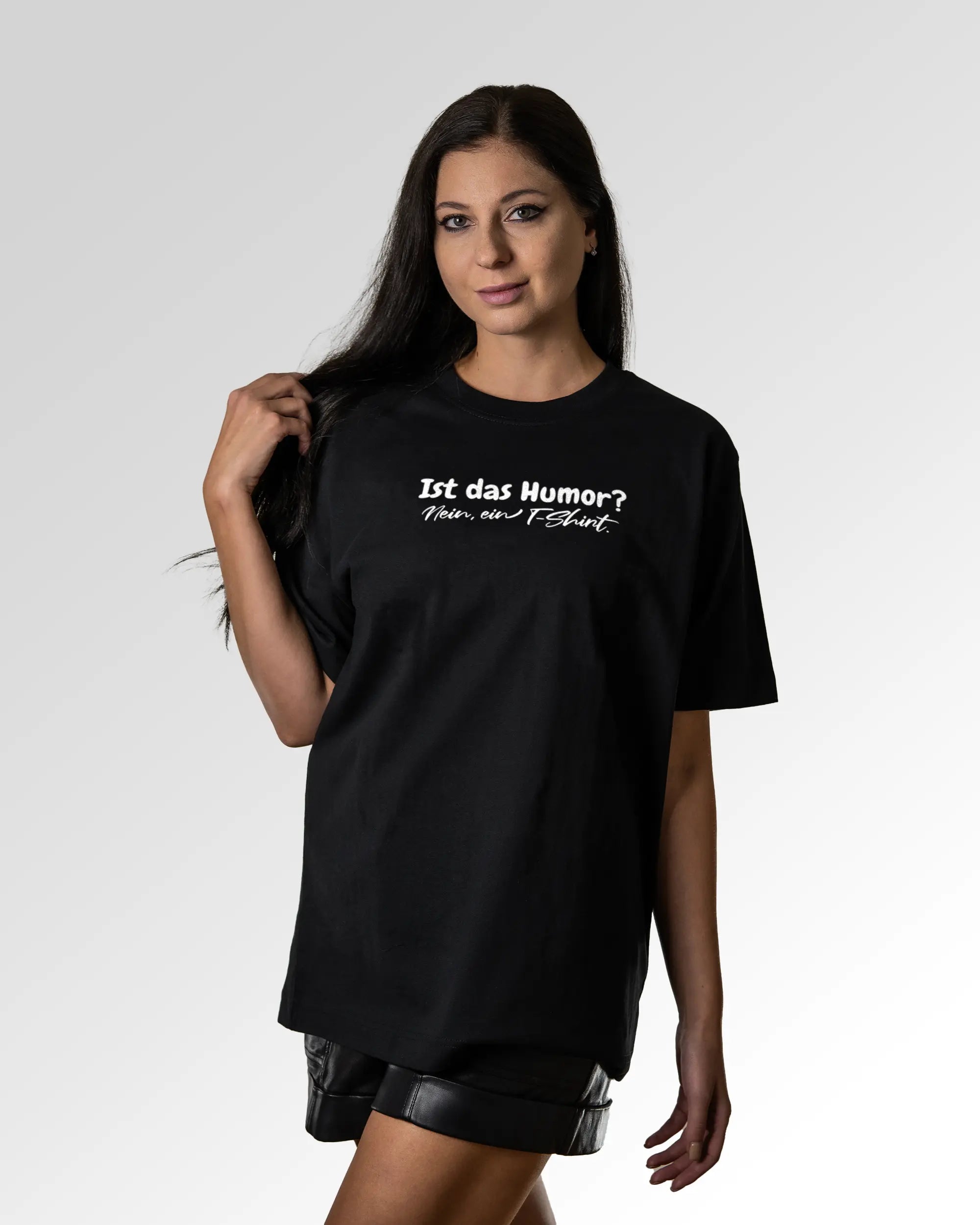 Sekundärer Modelshot der Druckseite des Organic Unisex T-Shirts von Maondo im Oversized Fit mit dem Design T-Shirt mit Humor in der Farbe Black