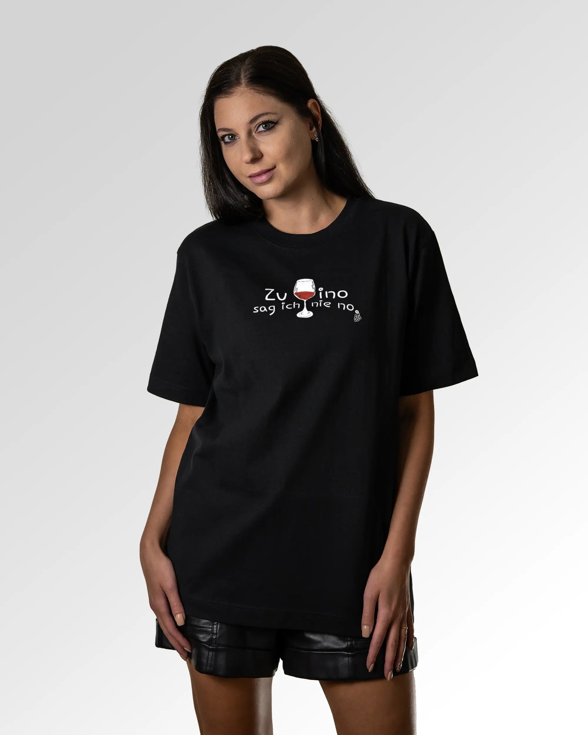 Sekundärer Modelshot der Druckseite des Organic Unisex T-Shirts von Maondo im Oversized Fit mit dem Design Vino nie no in der Farbe Black