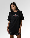 Sekundärer Modelshot der Druckseite des Organic Unisex T-Shirts von Maondo im Oversized Fit mit dem Design Vino nie no in der Farbe Black