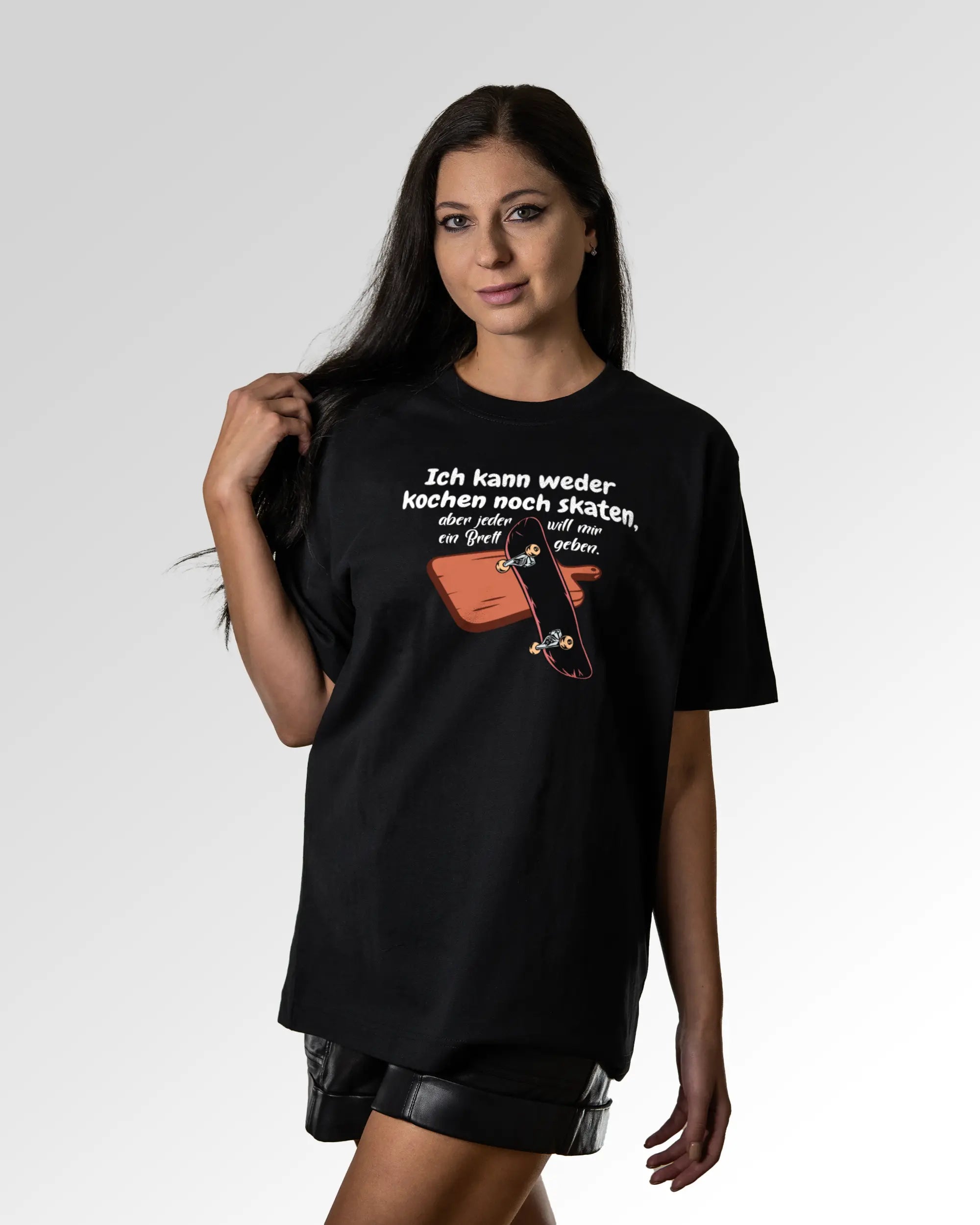 Sekundärer Modelshot der Druckseite des Organic Unisex T-Shirts von Maondo im Oversized Fit mit dem Design Ein Brett geben in der Farbe Black