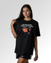 Sekundärer Modelshot der Druckseite des Organic Unisex T-Shirts von Maondo im Oversized Fit mit dem Design Ein Brett geben in der Farbe Black