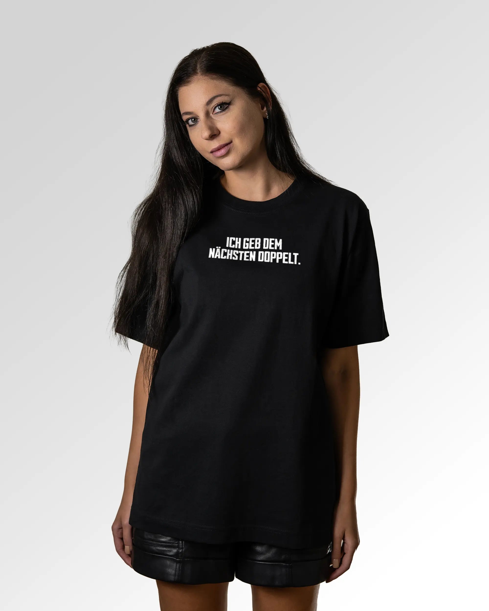 Sekundärer Modelshot der Druckseite des Organic Unisex T-Shirts von Maondo im Oversized Fit mit dem Design Dem nächsten doppelt in der Farbe Black