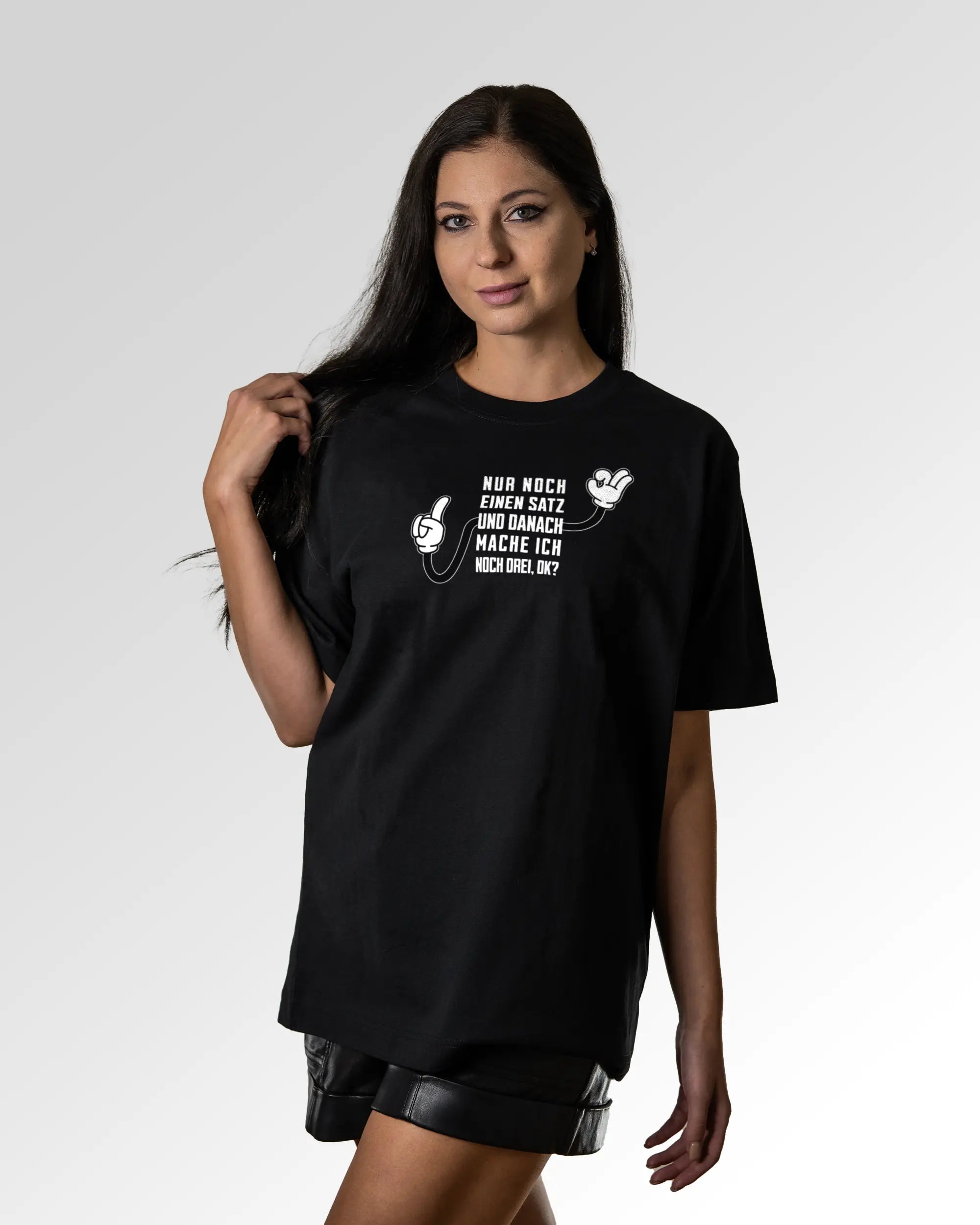 Sekundärer Modelshot der Druckseite des Organic Unisex T-Shirts von Maondo im Oversized Fit mit dem Design Letzter Satz in der Farbe Black