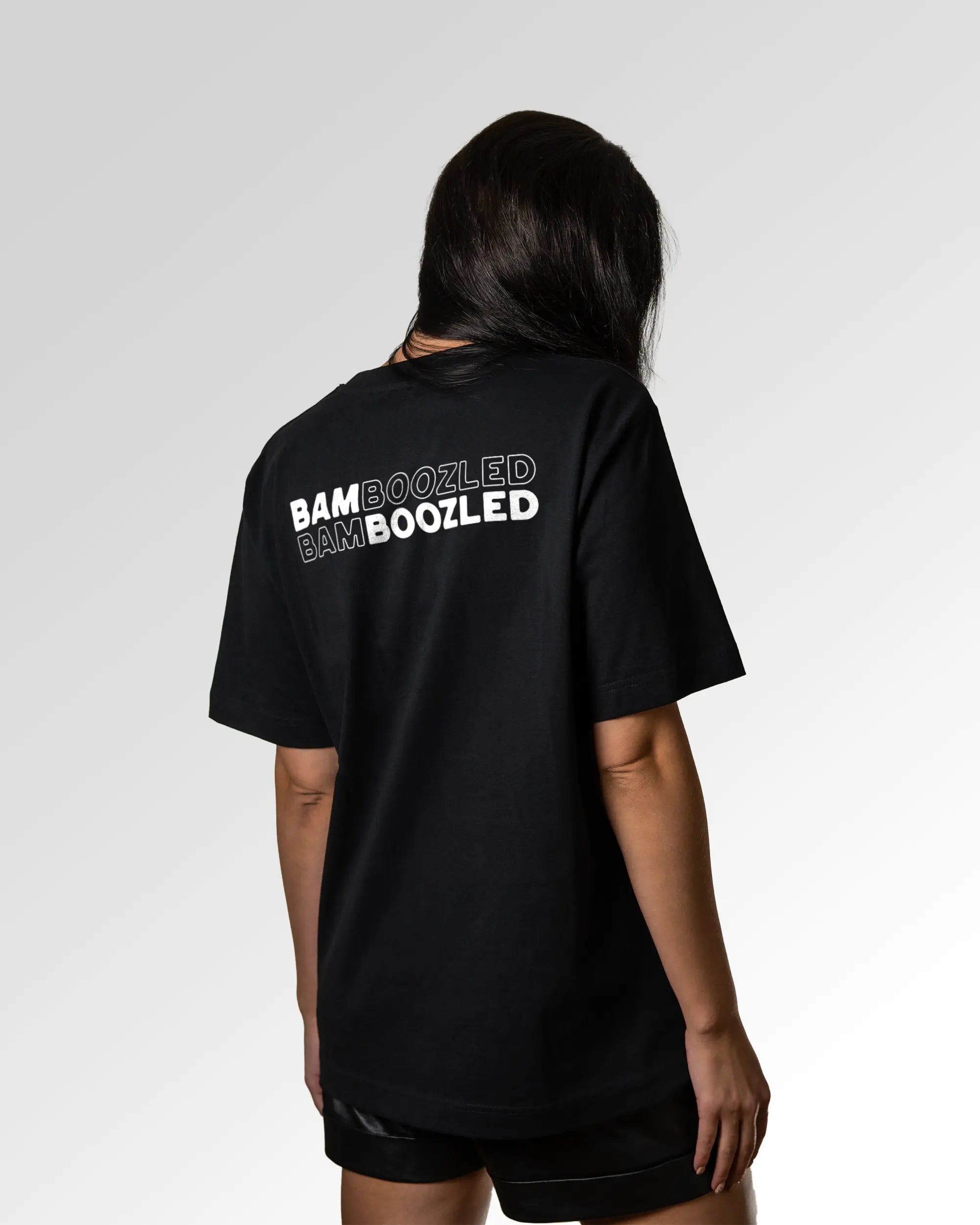 Sekundärer Modelshot der Druckseite des Organic Unisex T-Shirts von Maondo im Oversized Fit mit dem Design Double Bamboozled in der Farbe Black