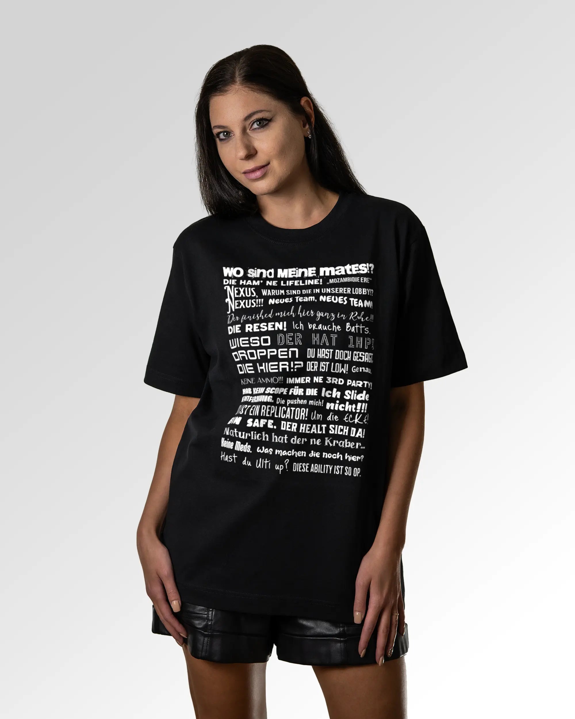 Sekundärer Modelshot der Druckseite des Organic Unisex T-Shirts von Maondo im Oversized Fit mit dem Design Apex Storytime in der Farbe Black