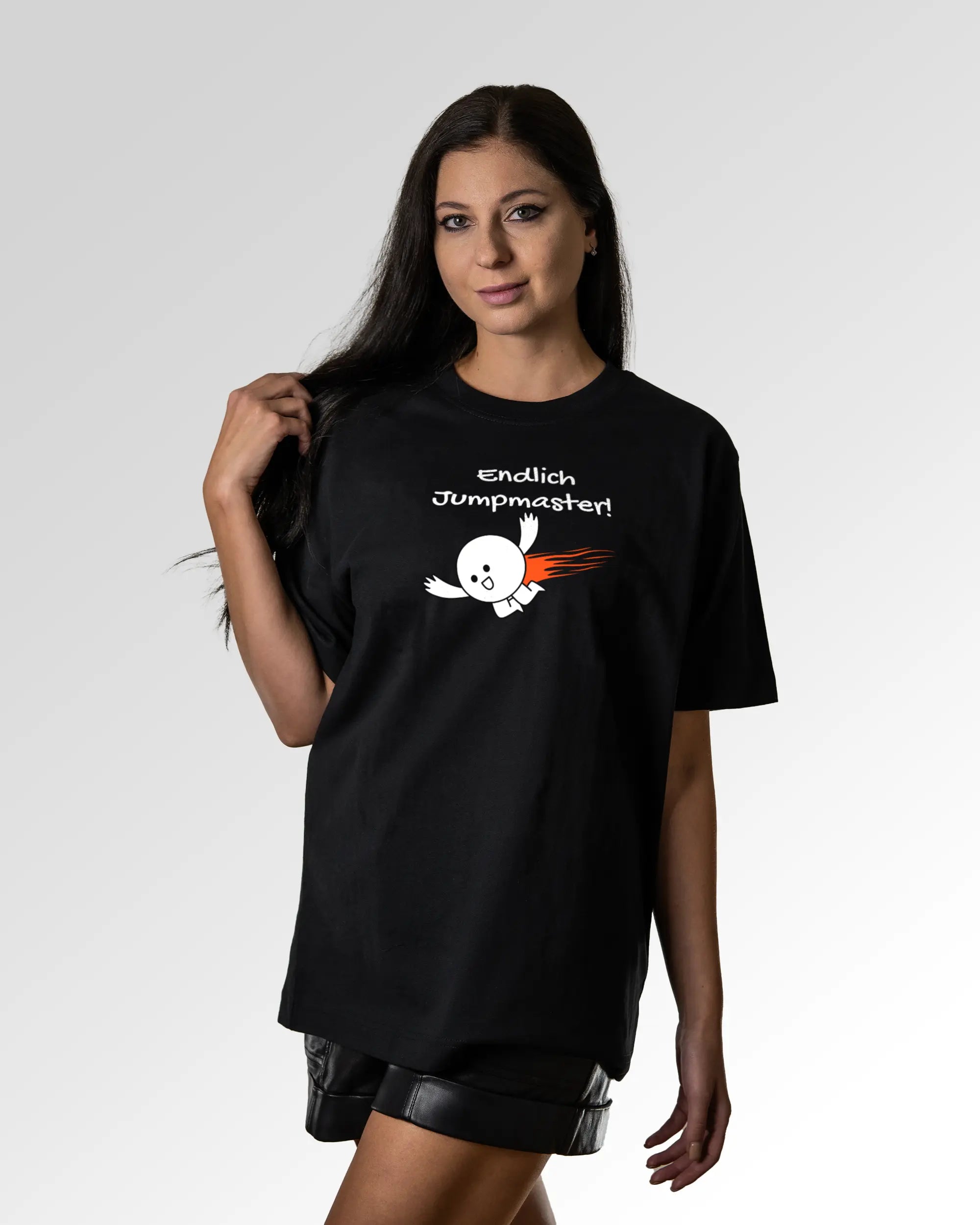 Sekundärer Modelshot der Druckseite des Organic Unisex T-Shirts von Maondo im Oversized Fit mit dem Design Endlich Jumpmaster in der Farbe Black