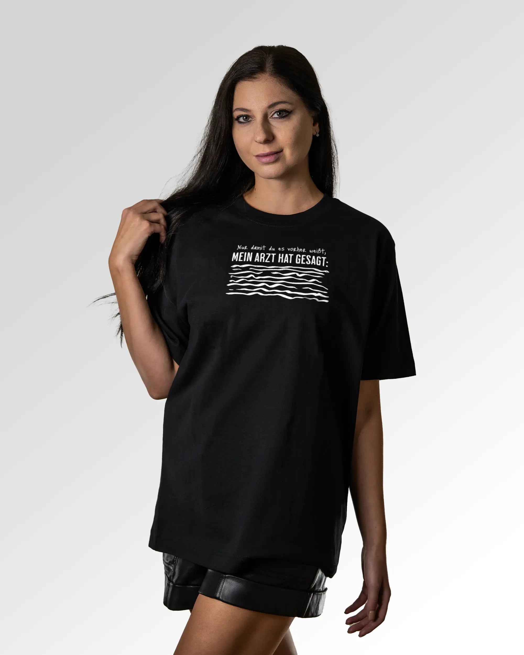 Sekundärer Modelshot der Druckseite des Organic Unisex T-Shirts von Maondo im Oversized Fit mit dem Design Anamnese in der Farbe Black