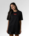 Weiblicher Modelshot der primären Druckseite des Organic Unisex T-Shirts von Maondo im Oversized Fit mit dem Design Authentic Shit in der Farbe Black