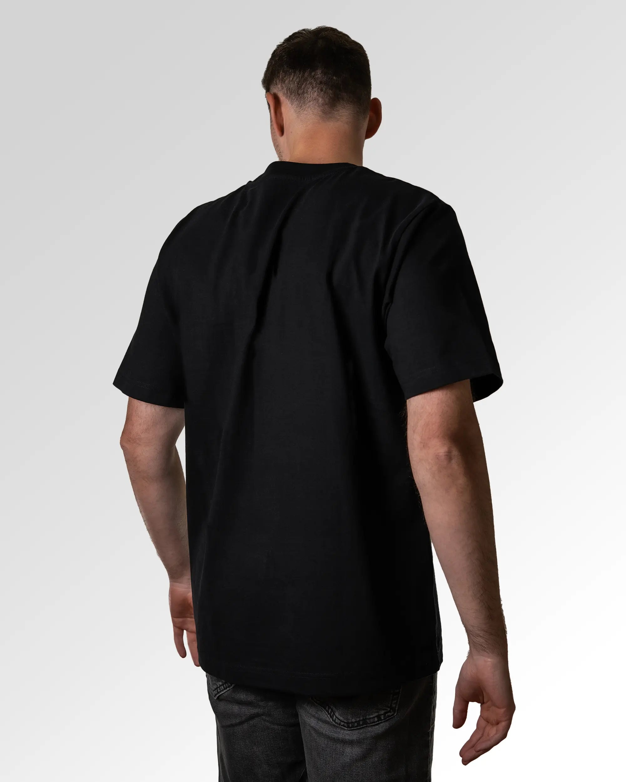 Primärer Modelshot der unbedruckten Seite des Organic Unisex T-Shirts von Maondo im Oversized Fit mit dem Design Krankmeldung in der Farbe Black
