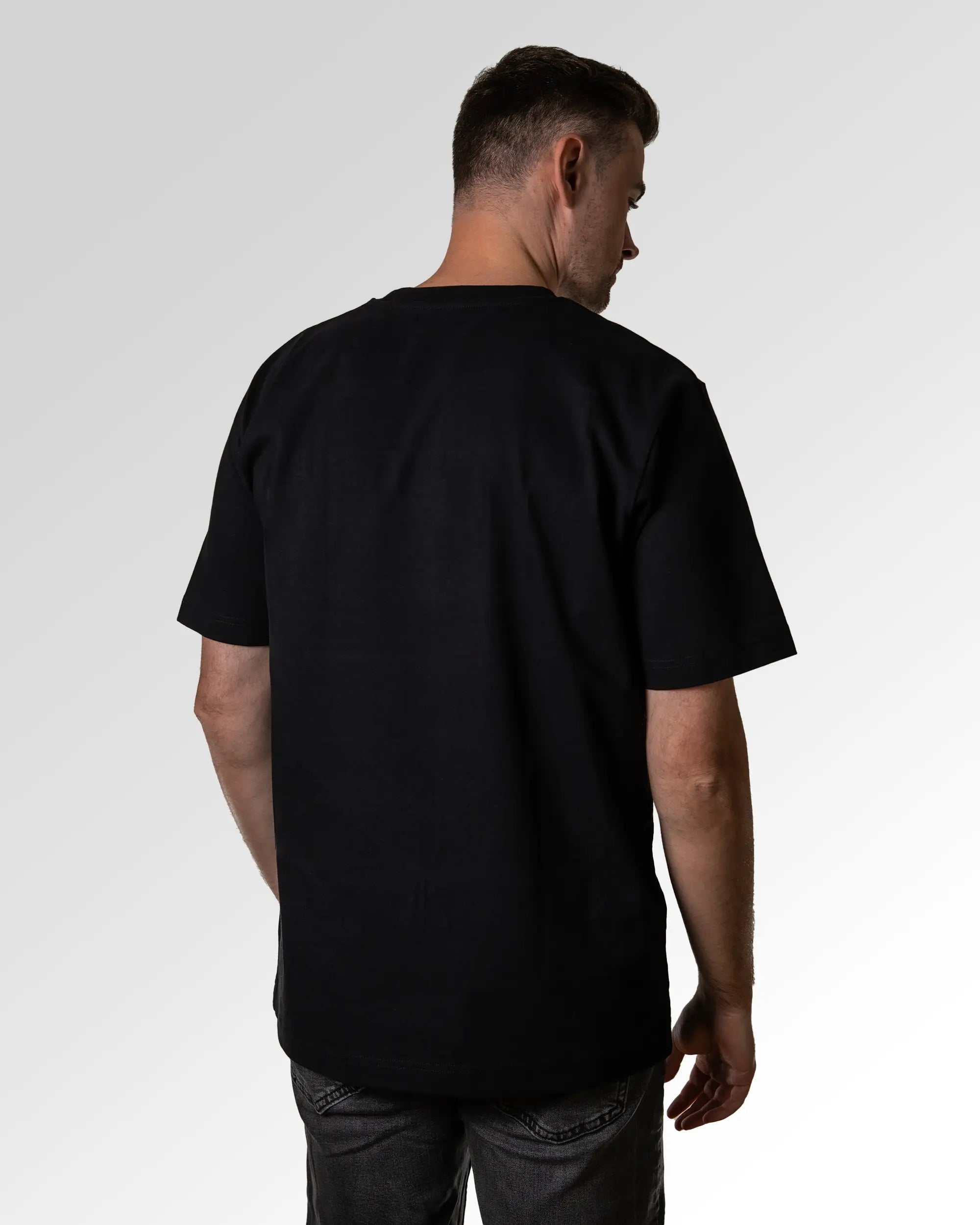 Primärer Modelshot der unbedruckten Seite des Organic Unisex T-Shirts von Maondo im Oversized Fit mit dem Design Gamer Chemistry in der Farbe Black