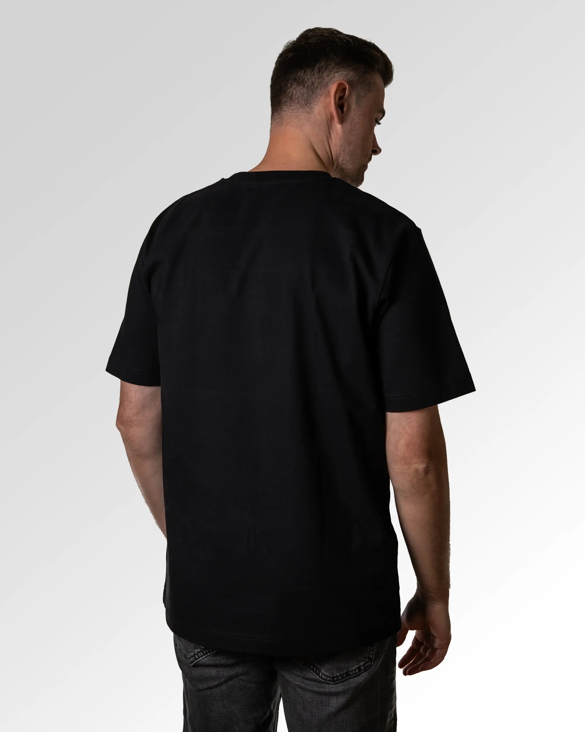 Primärer Modelshot der unbedruckten Seite des Organic Unisex T-Shirts von Maondo im Oversized Fit mit dem Design Miau Gang in der Farbe Black