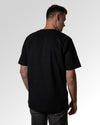 Primärer Modelshot der unbedruckten Seite des Organic Unisex T-Shirts von Maondo im Oversized Fit mit dem Design Blaumachen in der Farbe Black