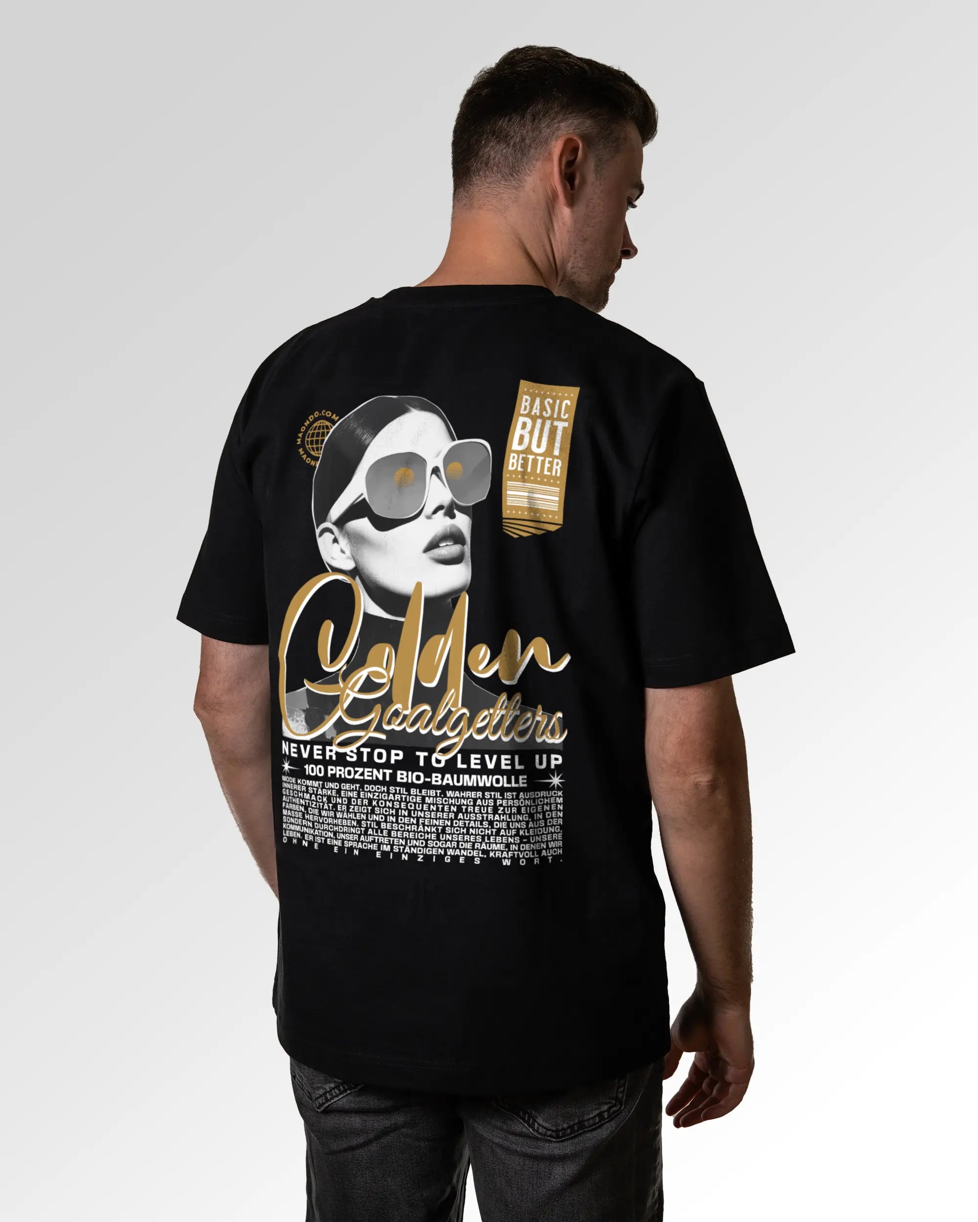Männlicher Modelshot der sekundären Druckseite des Organic Unisex T-Shirts von Maondo im Oversized Fit mit dem Design Golden Goalgetters in der Farbe Black