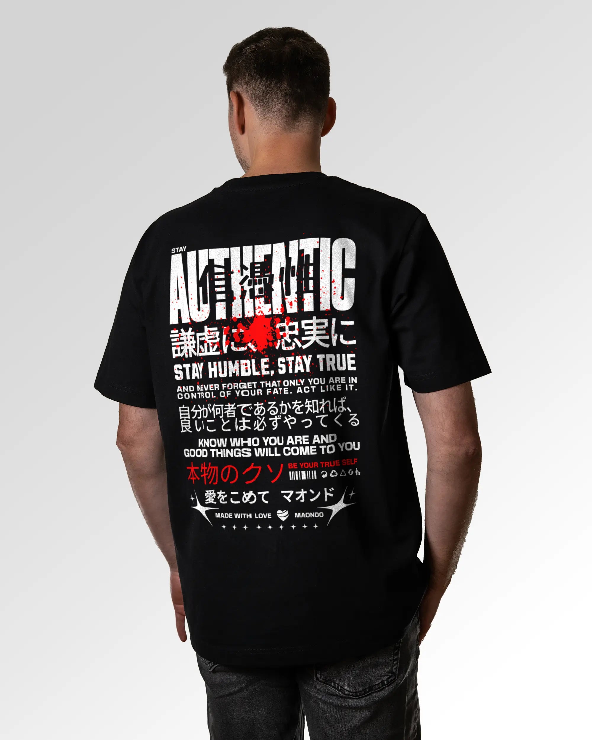 Männlicher Modelshot der sekundären Druckseite des Organic Unisex T-Shirts von Maondo im Oversized Fit mit dem Design Authentic Shit in der Farbe Black