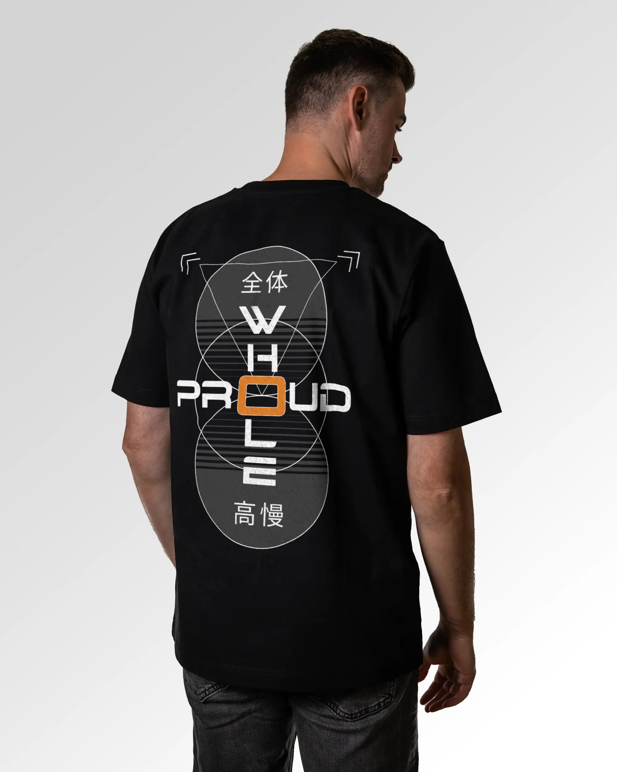 Männlicher Modelshot der sekundären Druckseite des Organic Unisex T-Shirts von Maondo im Oversized Fit mit dem Design Whole and proud in der Farbe Black