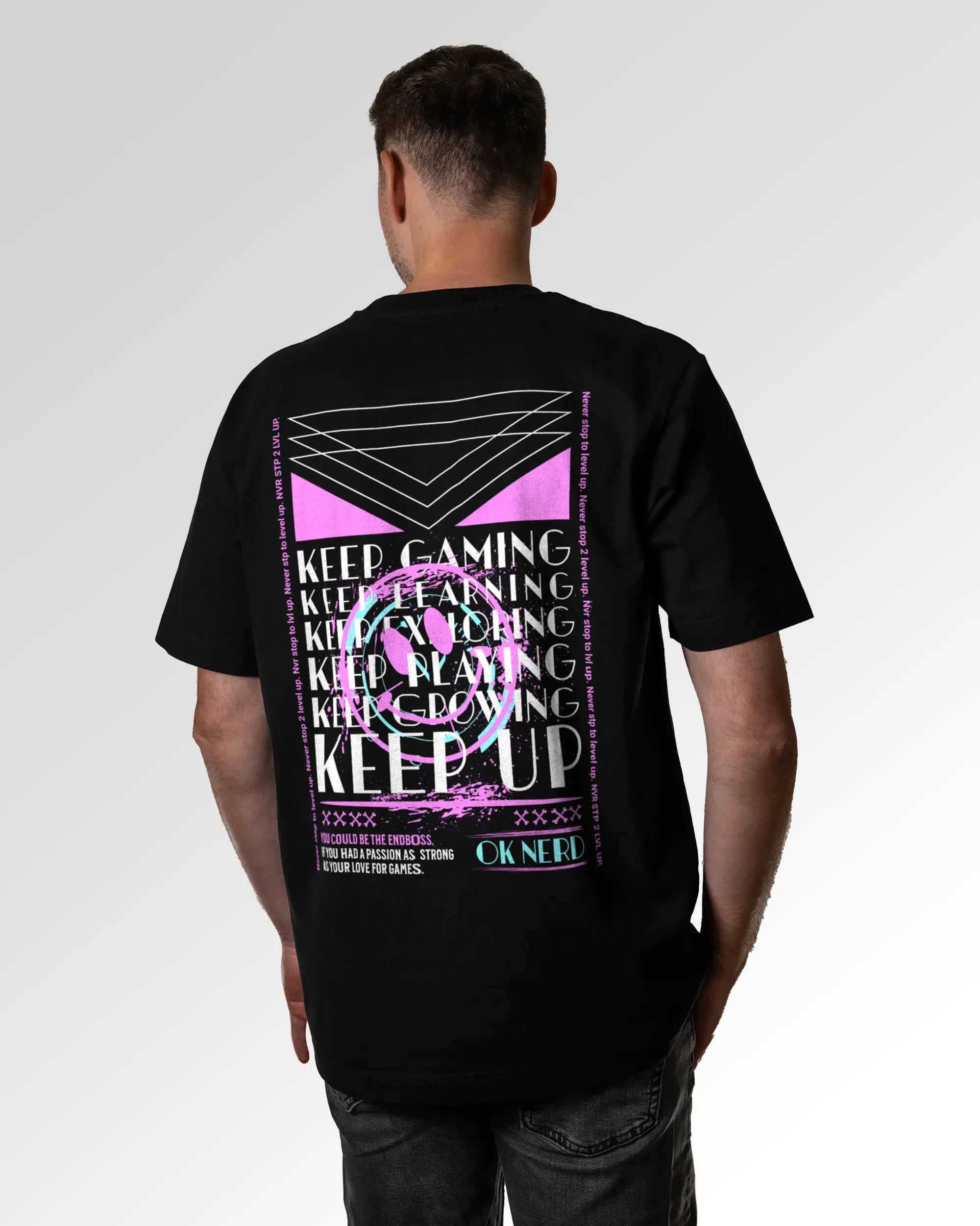 Männlicher Modelshot der sekundären Druckseite des Organic Unisex T-Shirts von Maondo im Oversized Fit mit dem Design Nerd Engine in der Farbe Black