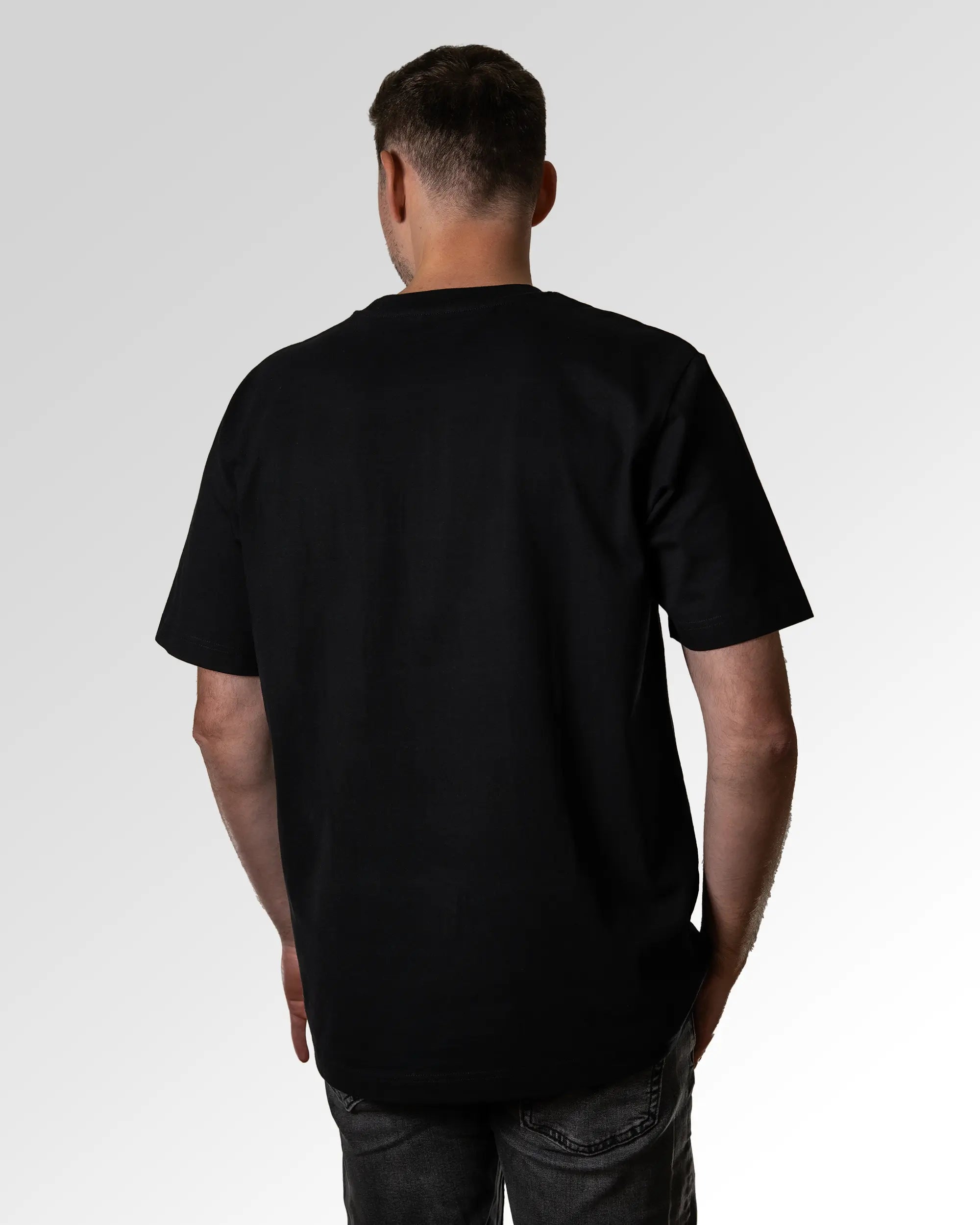 Primärer Modelshot der unbedruckten Seite des Organic Unisex T-Shirts von Maondo im Oversized Fit mit dem Design Reinglotzen in der Farbe Black