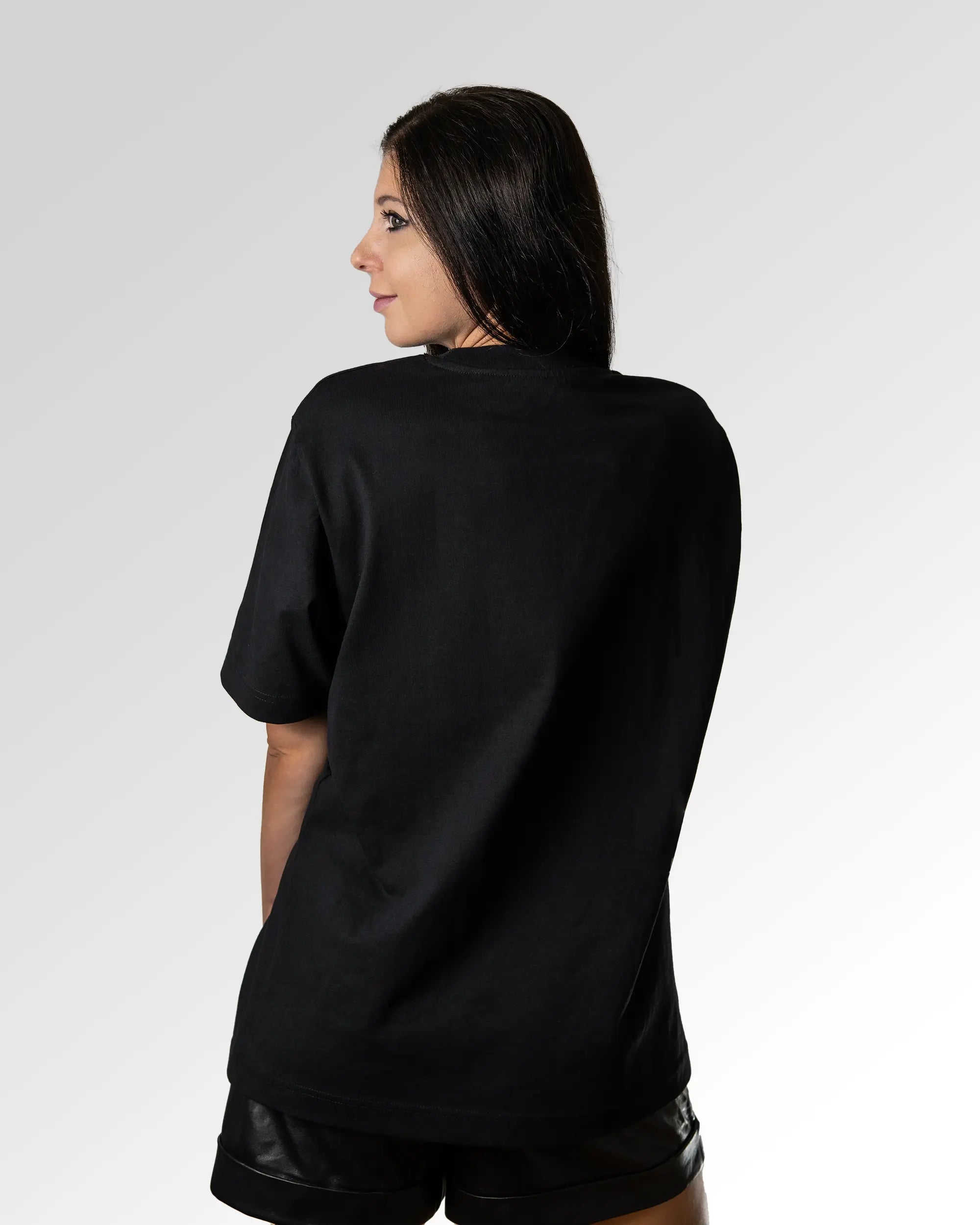 Sekundärer Modelshot der unbedruckten Seite des Organic Unisex T-Shirts von Maondo im Oversized Fit mit dem Design Anime Kun in der Farbe Black