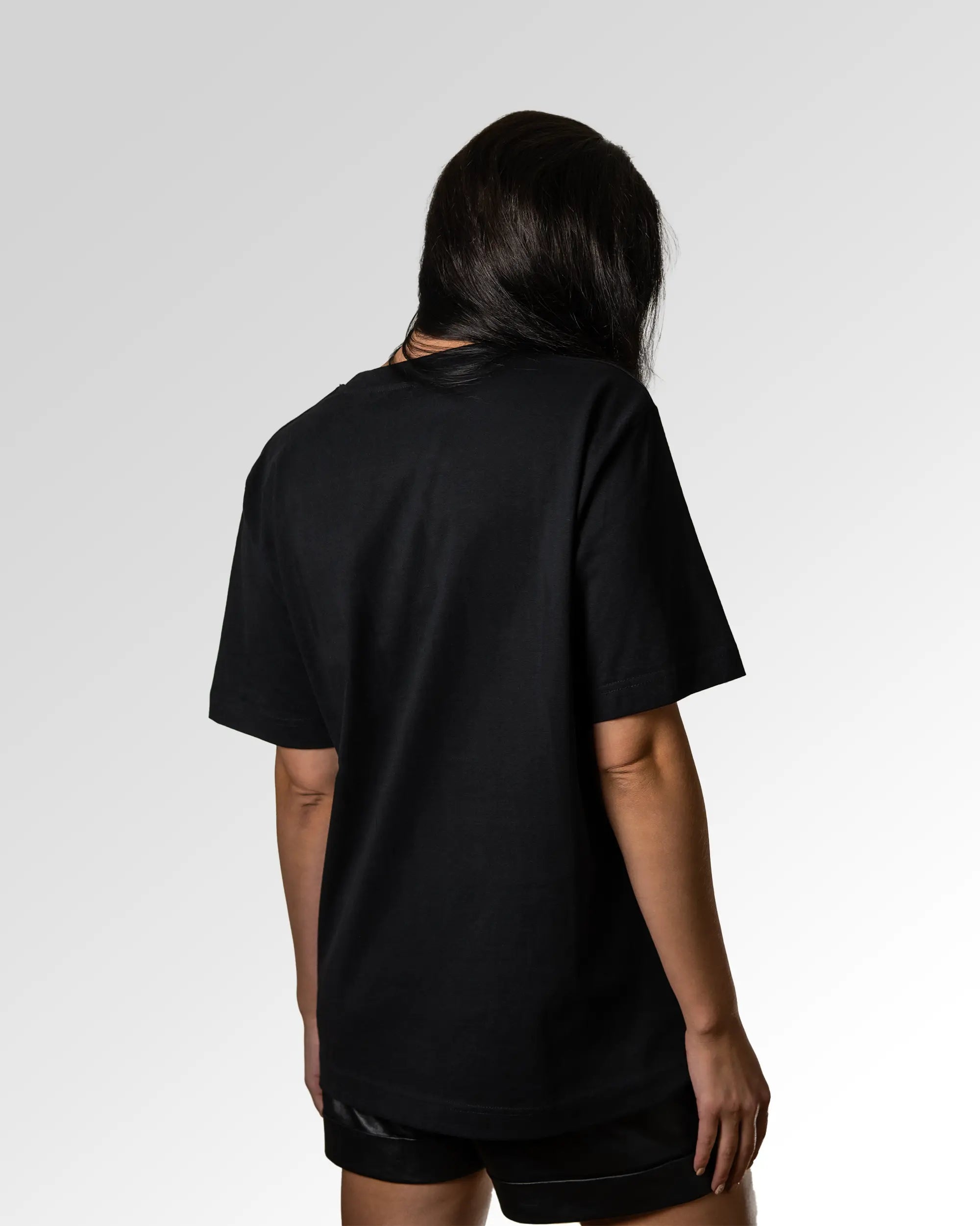 Sekundärer Modelshot der unbedruckten Seite des Organic Unisex T-Shirts von Maondo im Oversized Fit mit dem Design Blaumachen in der Farbe Black